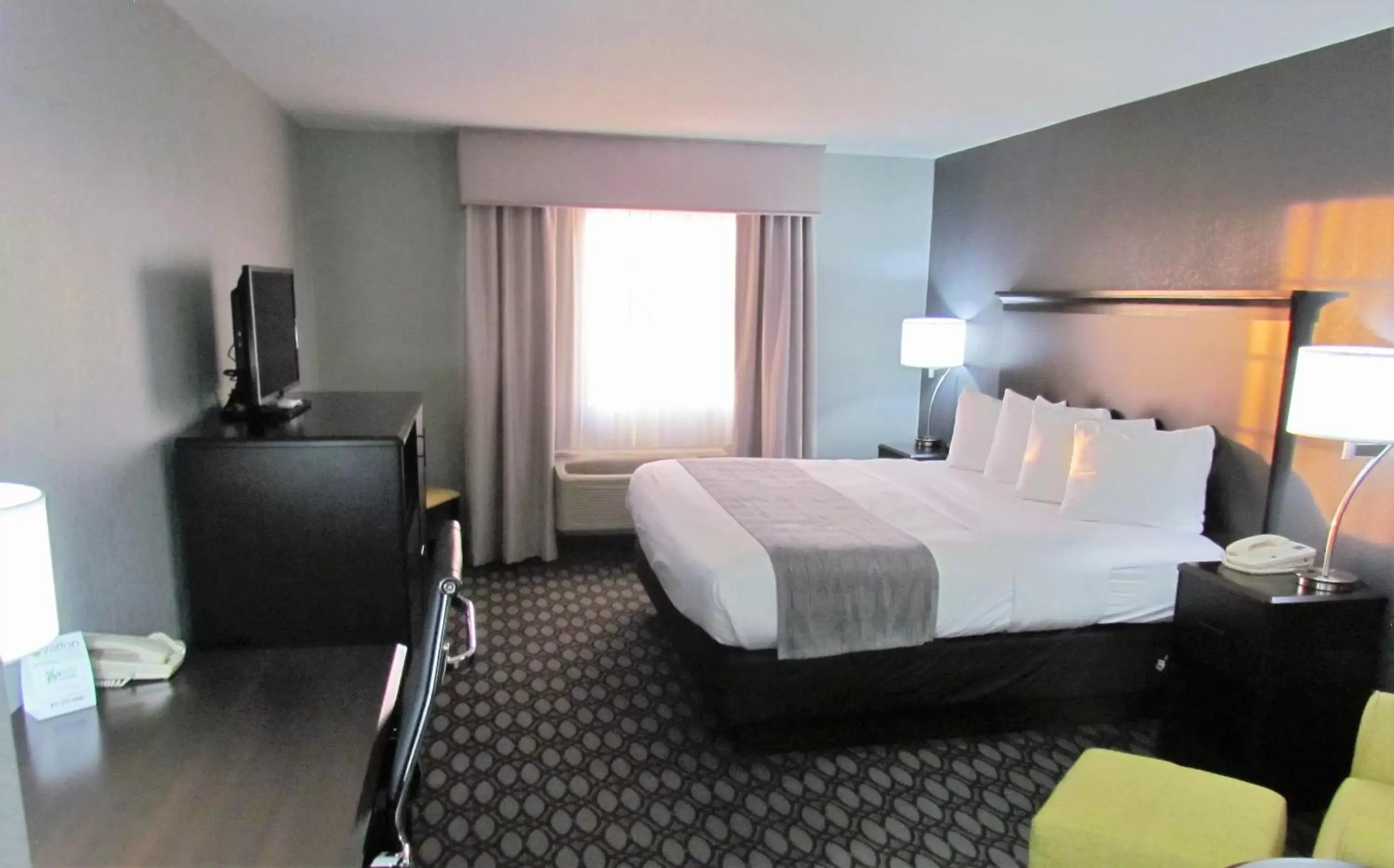 TV and multimedia, Bed in Oak Hill Inn & Suites