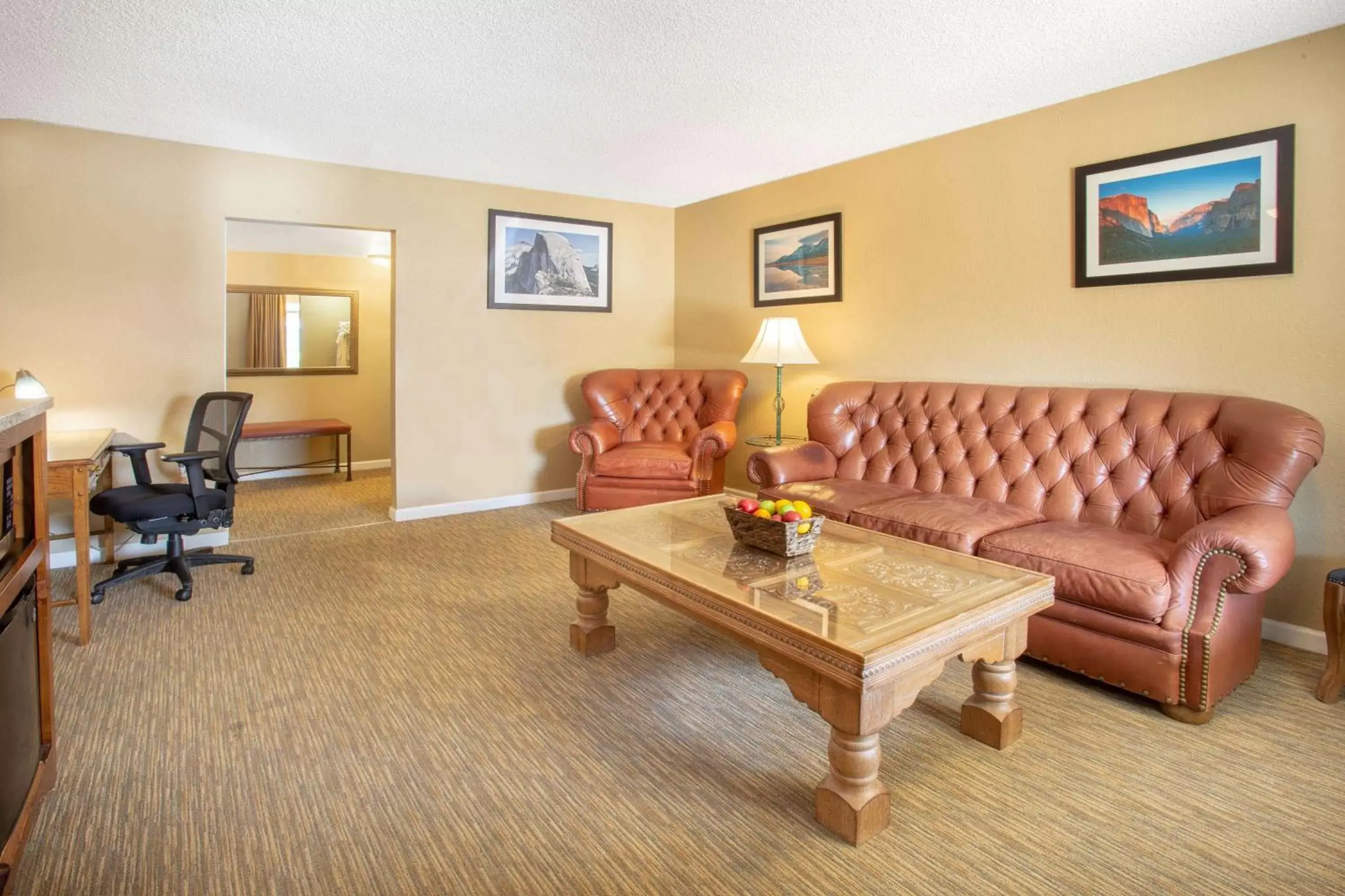 Living room, Seating Area in Travelodge by Wyndham Hawthorne