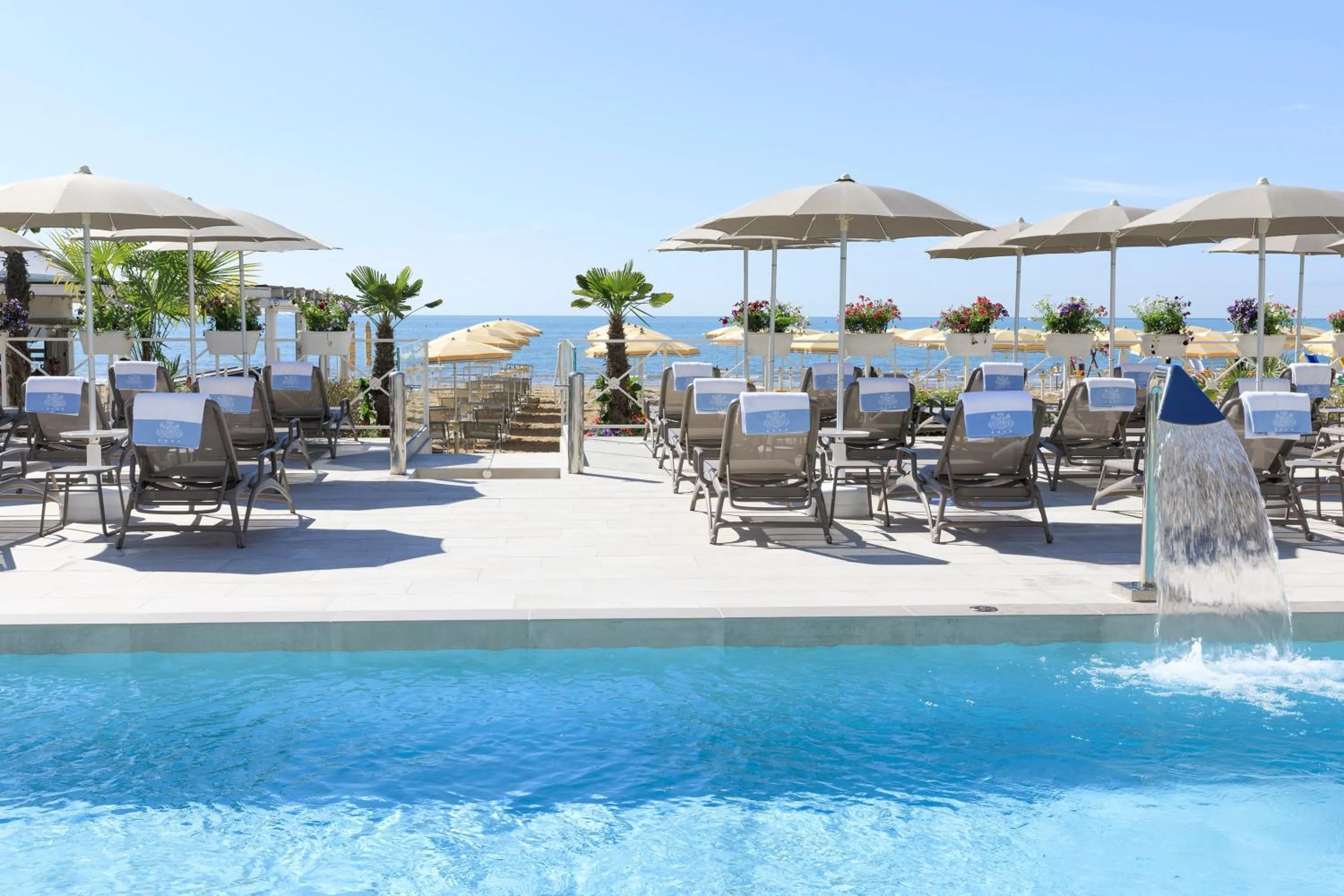 Swimming pool in Hotel Cavalieri Palace & Suites