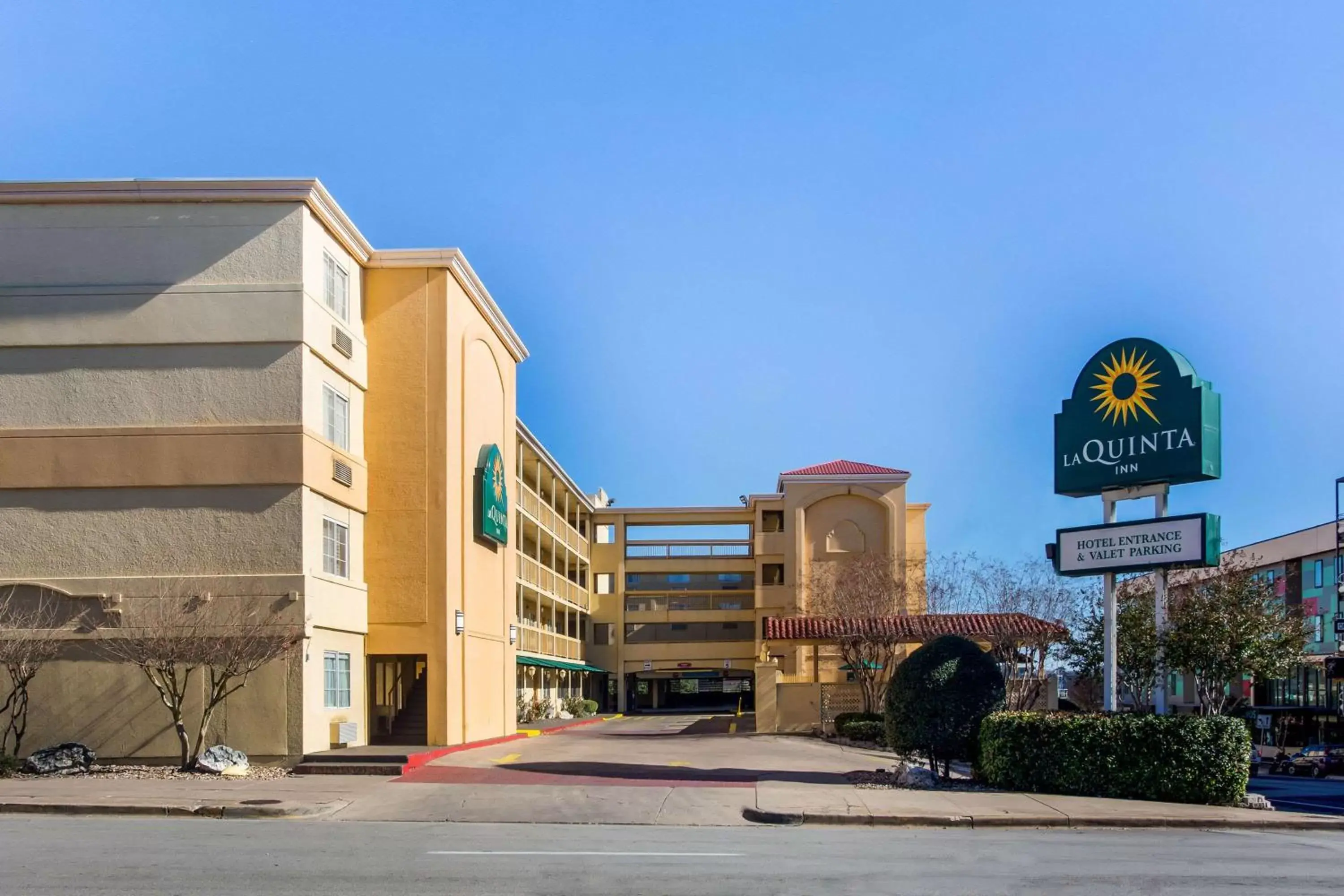 Property building in La Quinta Inn by Wyndham Austin Capitol / Downtown Property building in La Quinta Inn by Wyndham Austin Capitol / Downtown