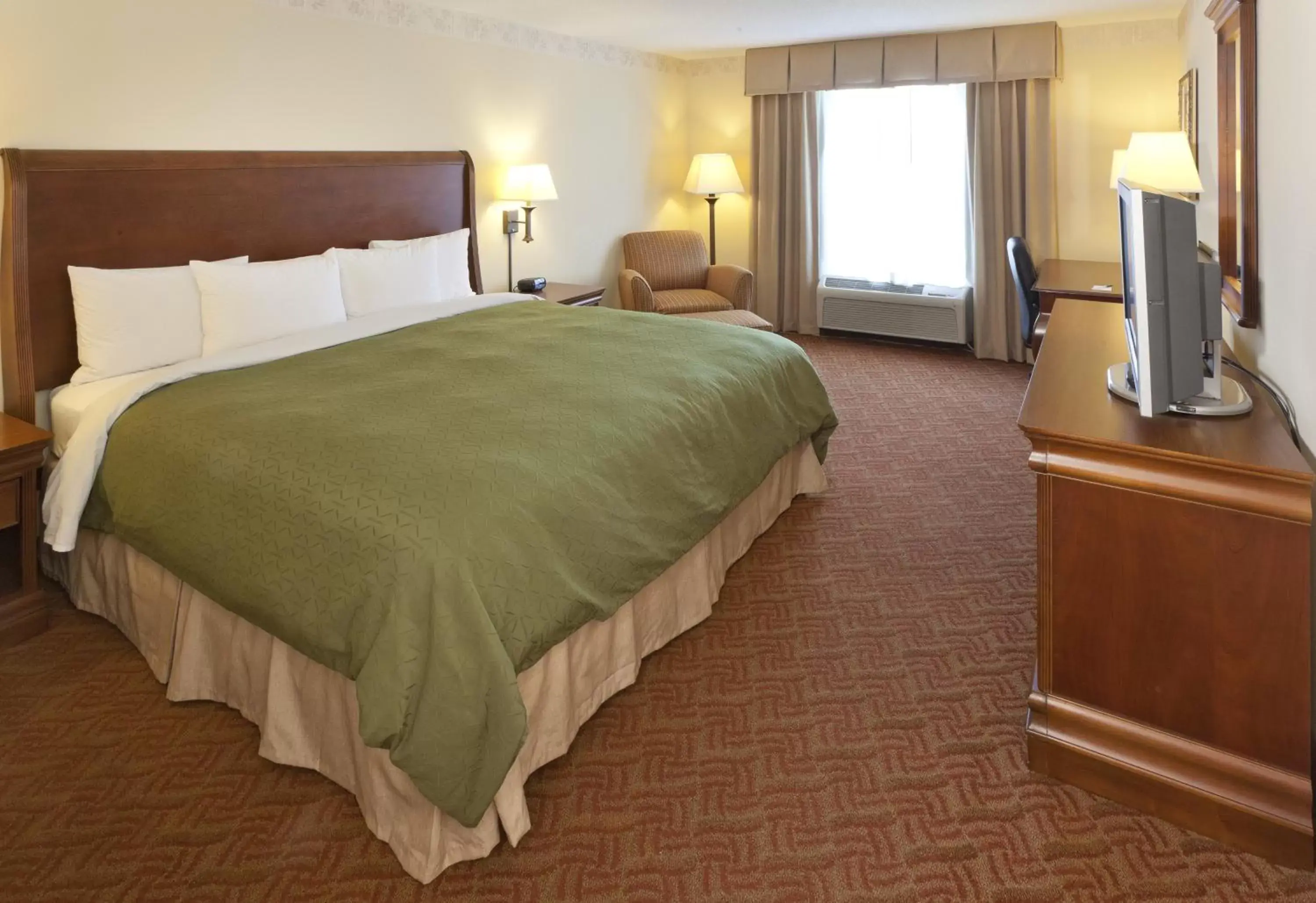 Bedroom, Bed in Country Inn & Suites by Radisson, Potomac Mills Woodbridge, VA