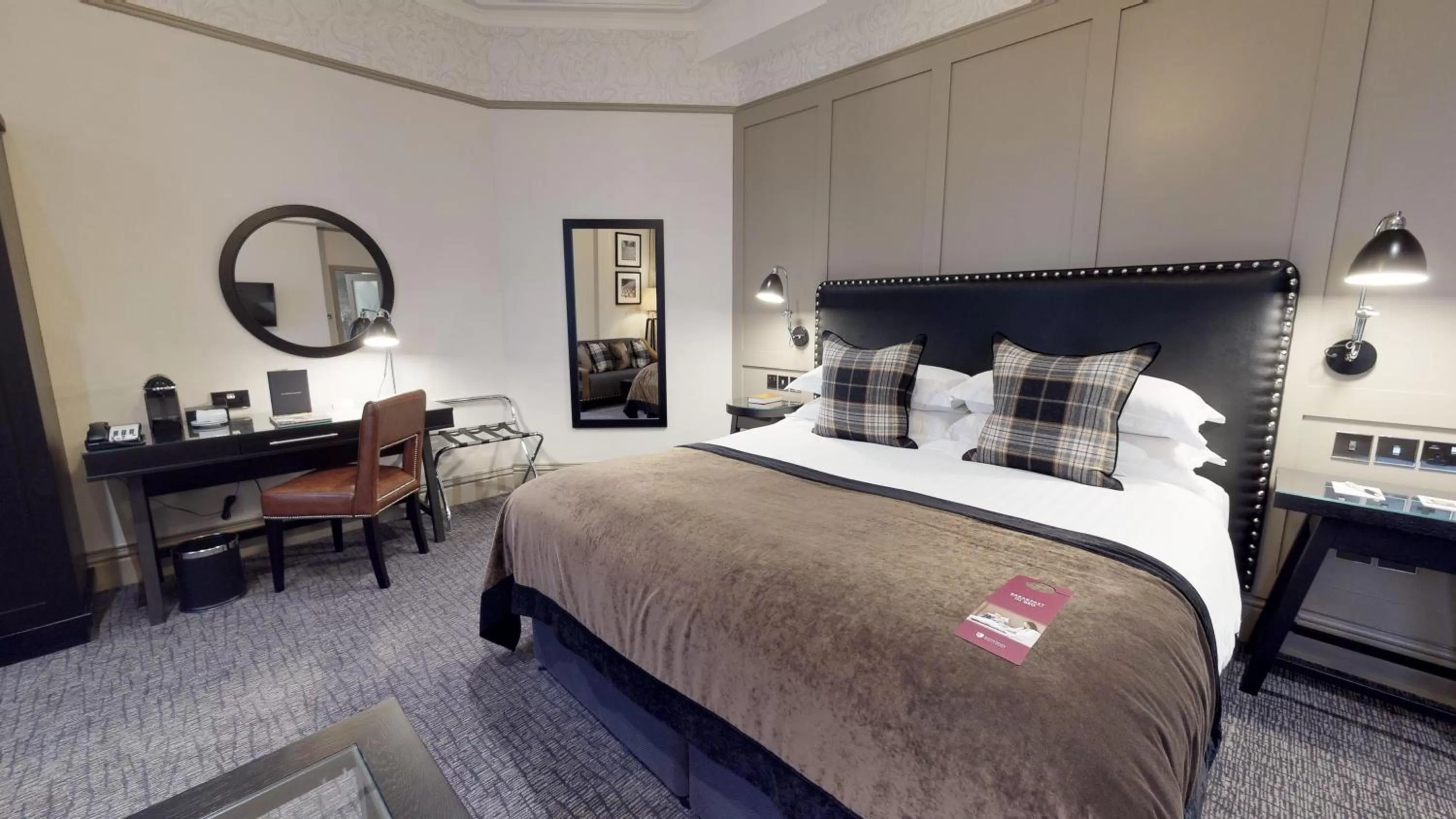 Bedroom, Bed in Macdonald Burlington Hotel