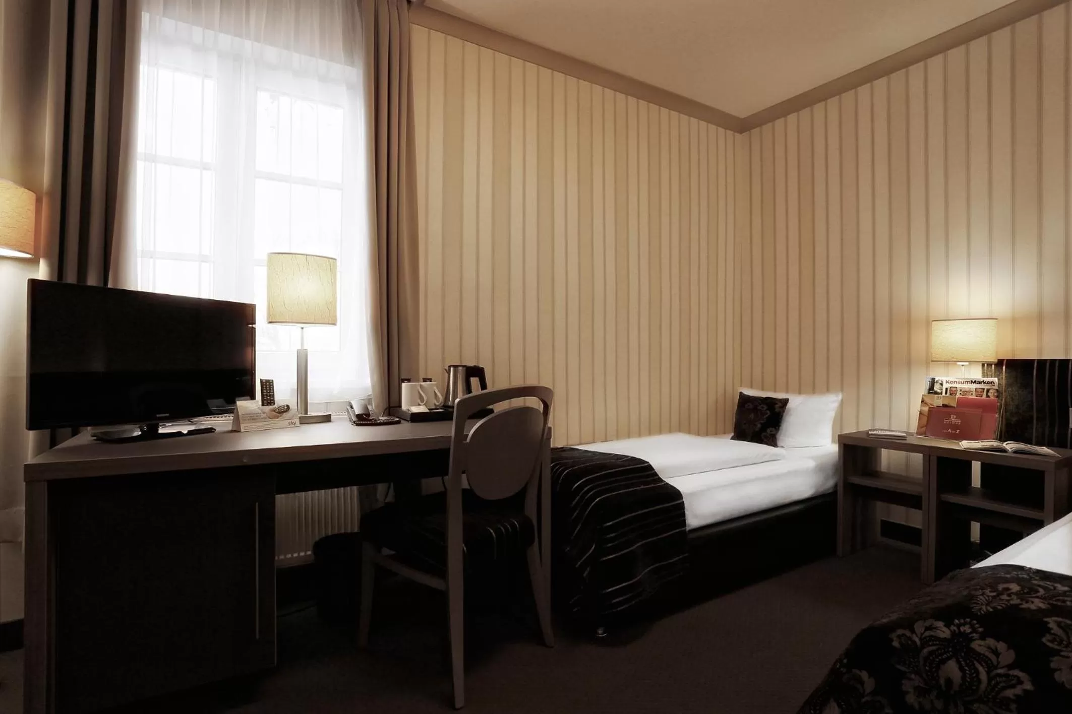 Photo of the whole room, Bed in Konsumhotel Dorotheenhof Weimar