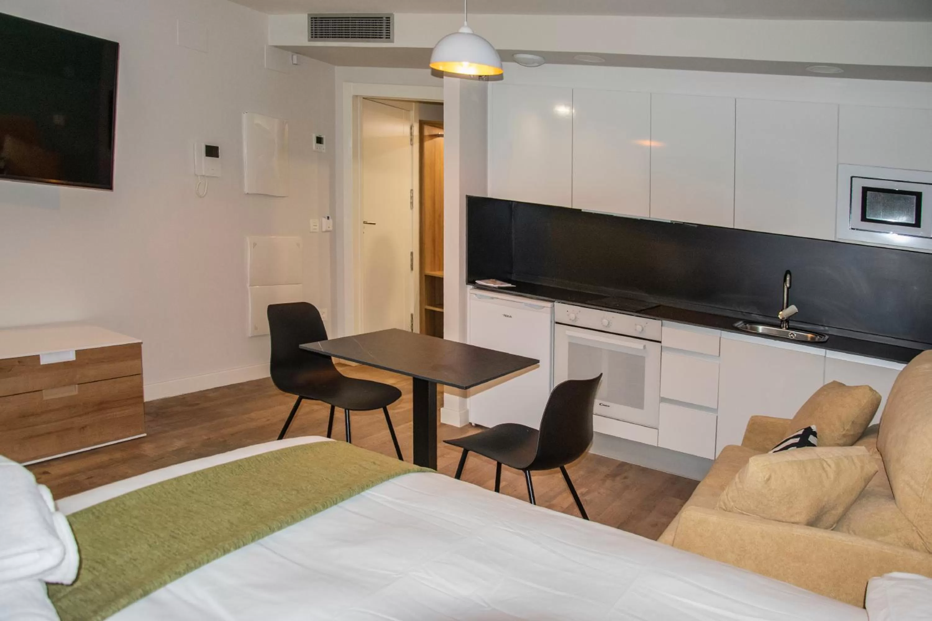 Photo of the whole room in Aparthotel Essenzia de Castilla