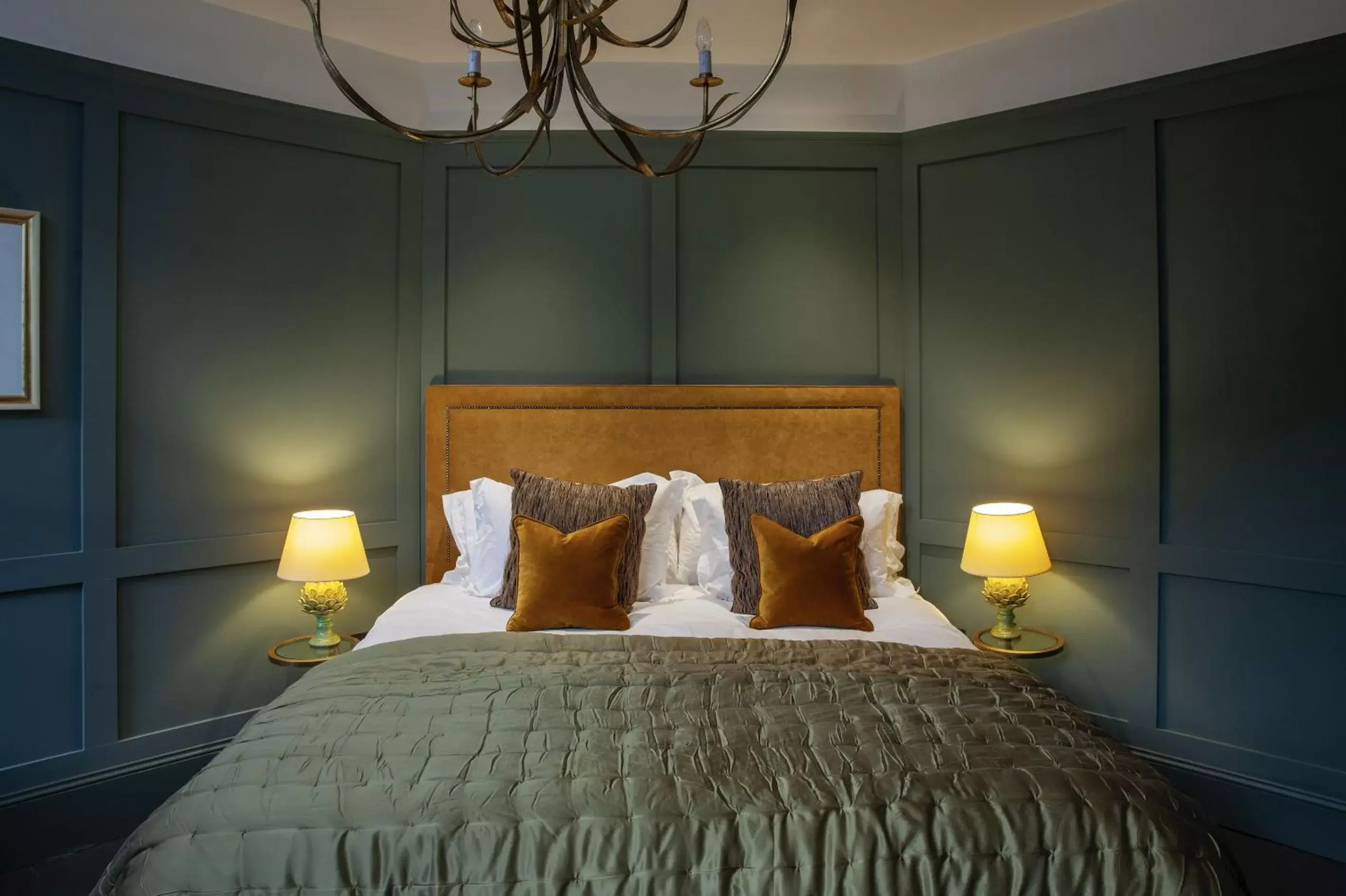 Bedroom, Bed in The Angel Inn, Petworth