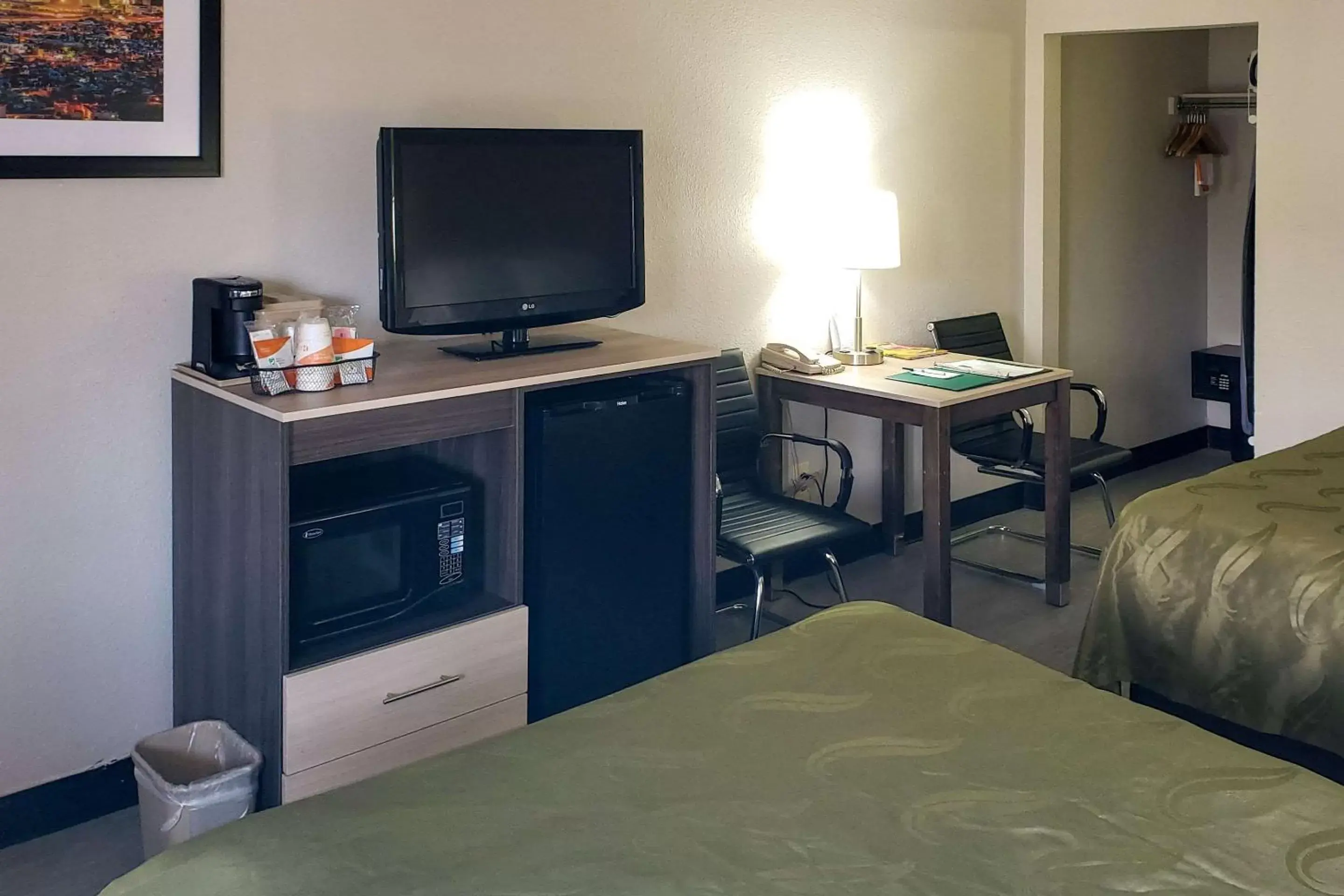 Photo of the whole room, TV/Entertainment Center in Quality Inn Airport East