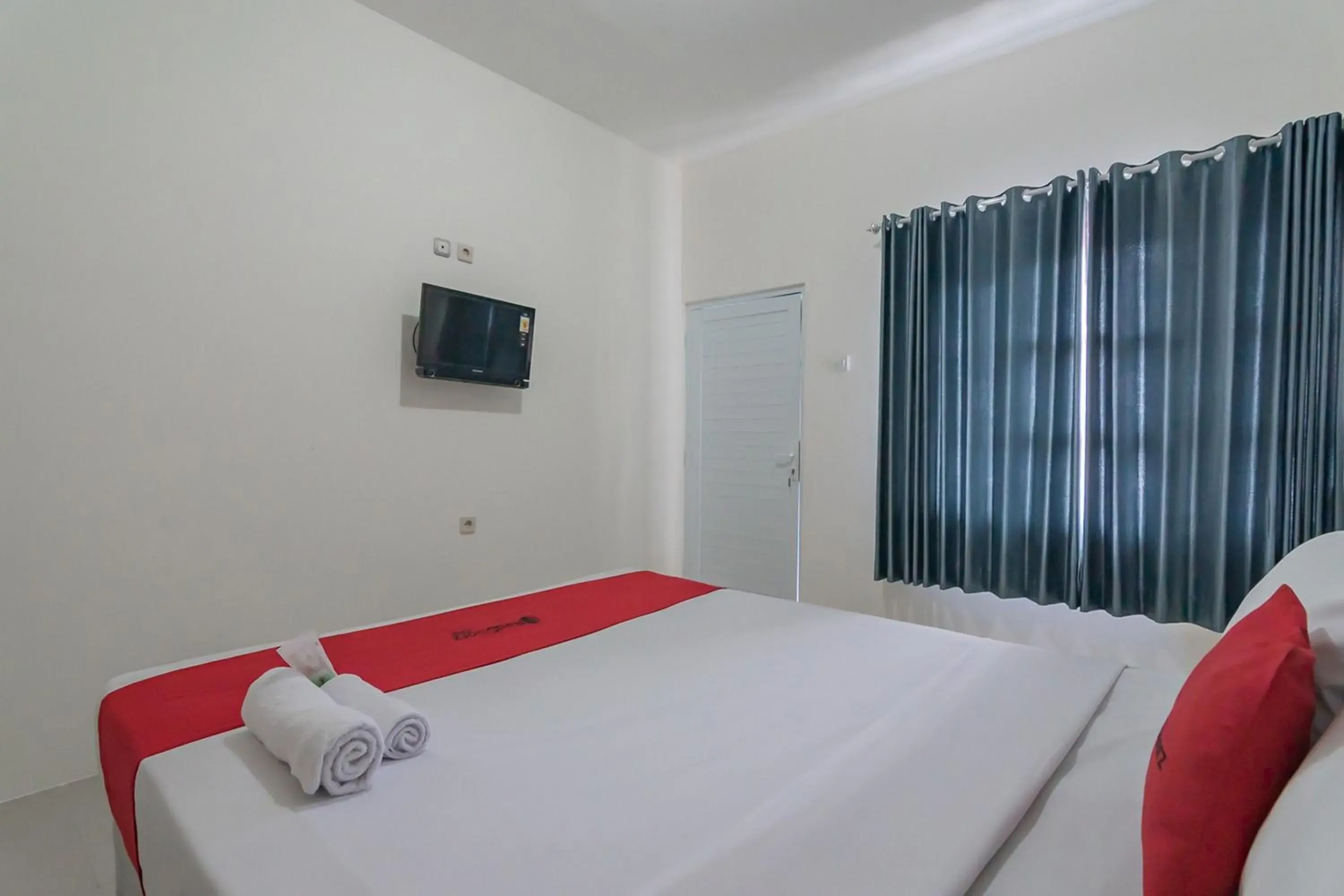 Bedroom, Bed in RedDoorz near Happy Farm Ciwidey Bedroom, Bed in RedDoorz near Happy Farm Ciwidey