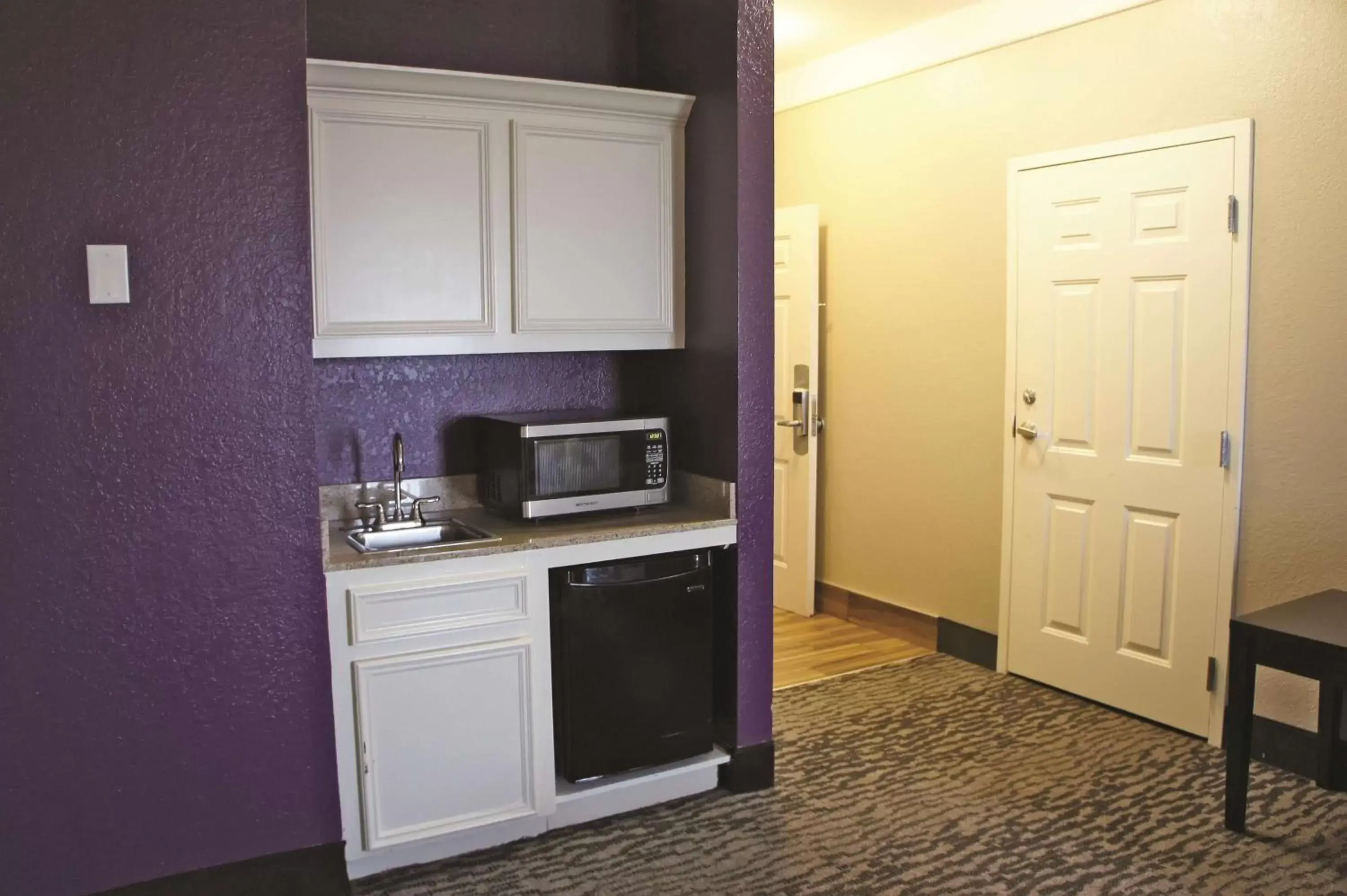 Photo of the whole room, Kitchen/Kitchenette in La Quinta by Wyndham Pearland