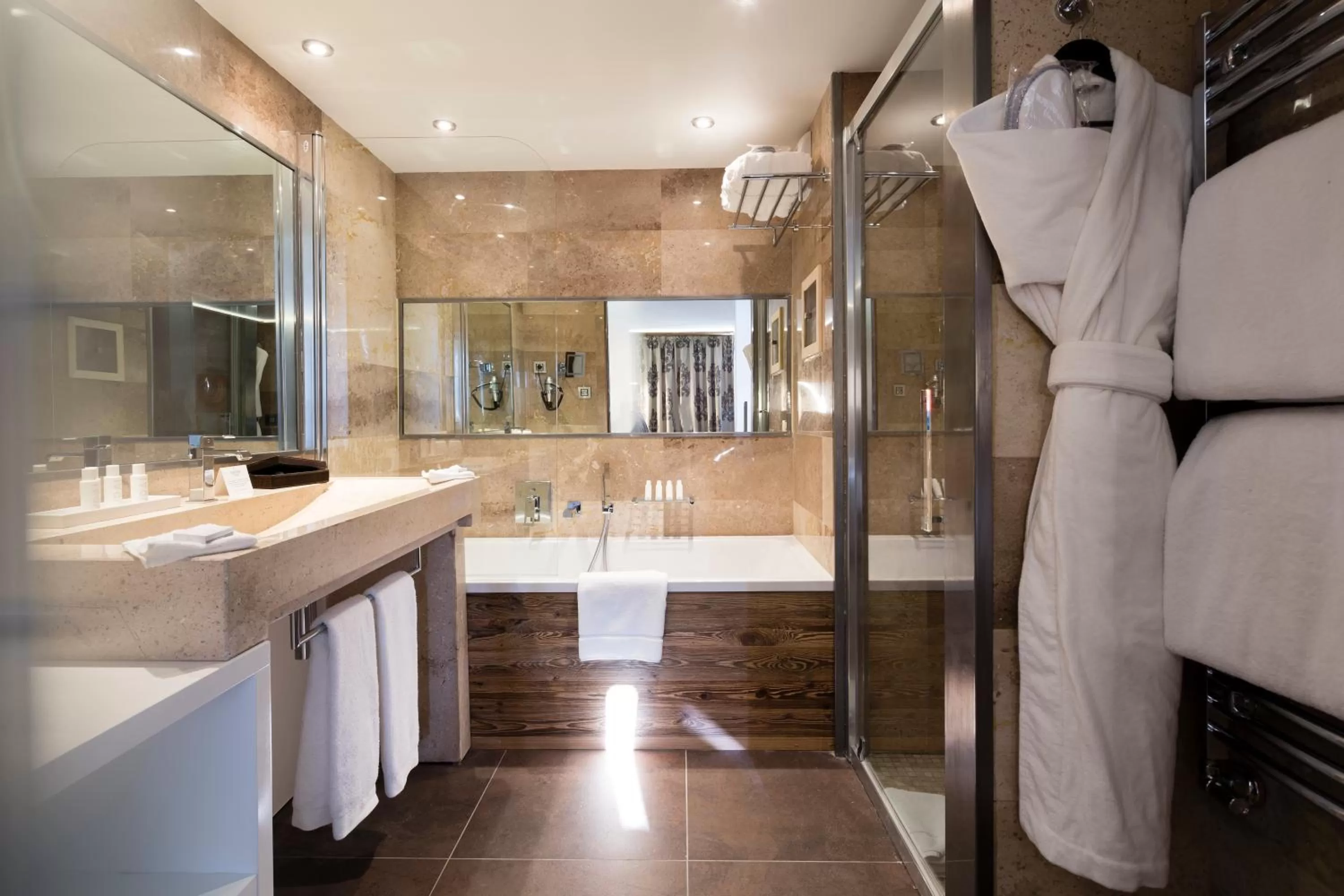 Bathroom in Hôtel Koh-I Nor by Les Etincelles