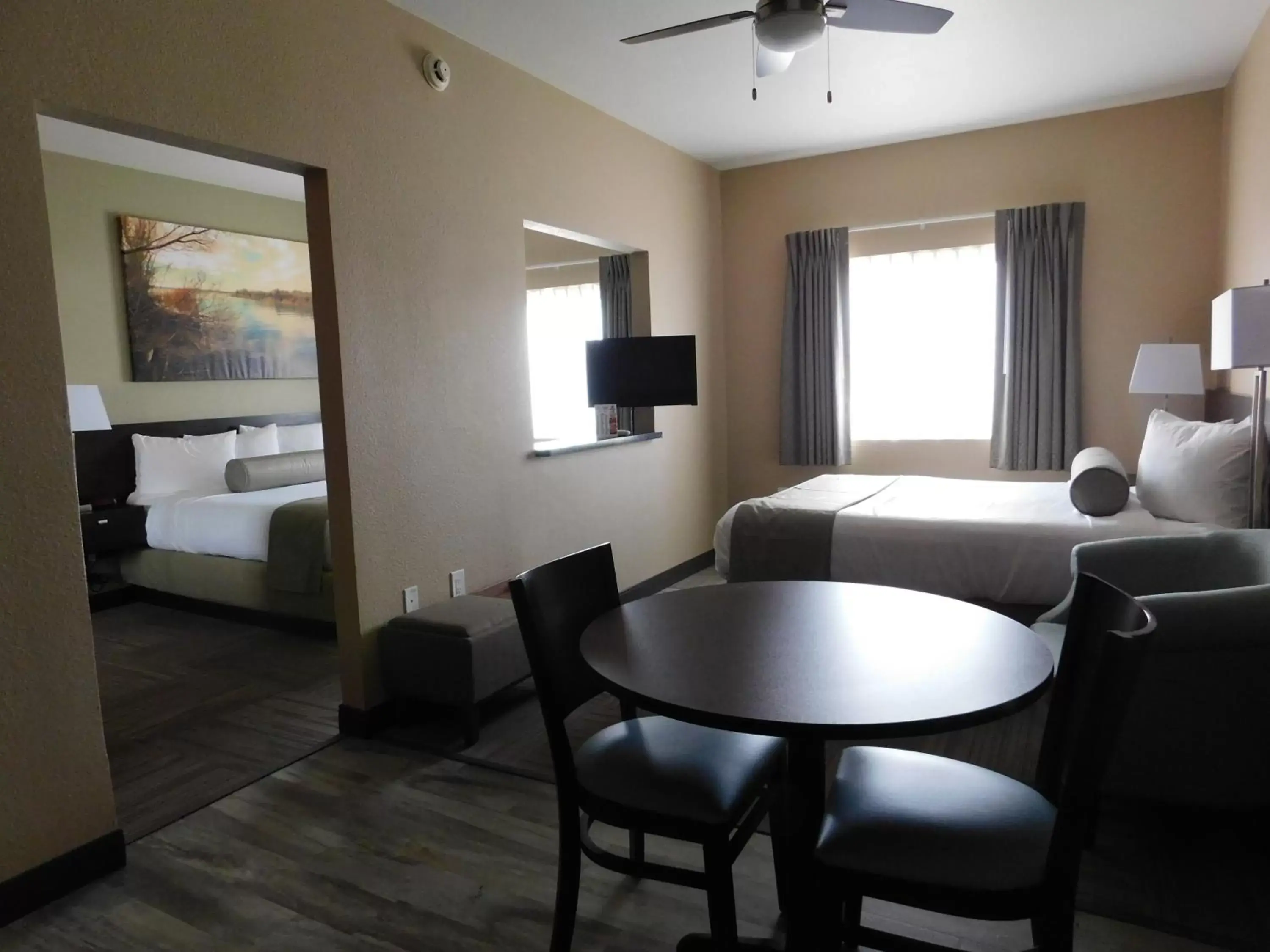 Bed, Dining Area in Island Suites