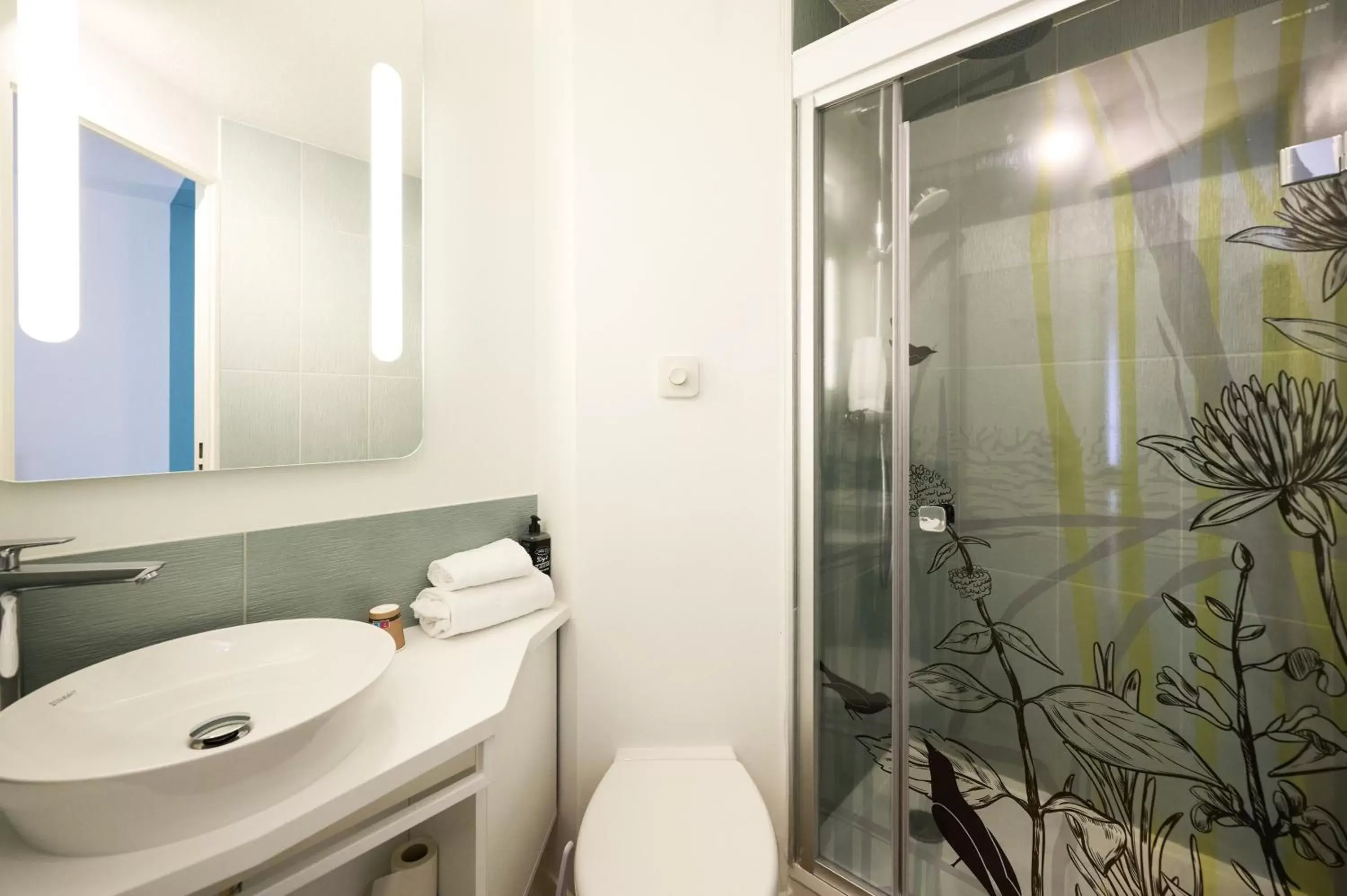 Bathroom in ibis Styles Bordeaux Begles