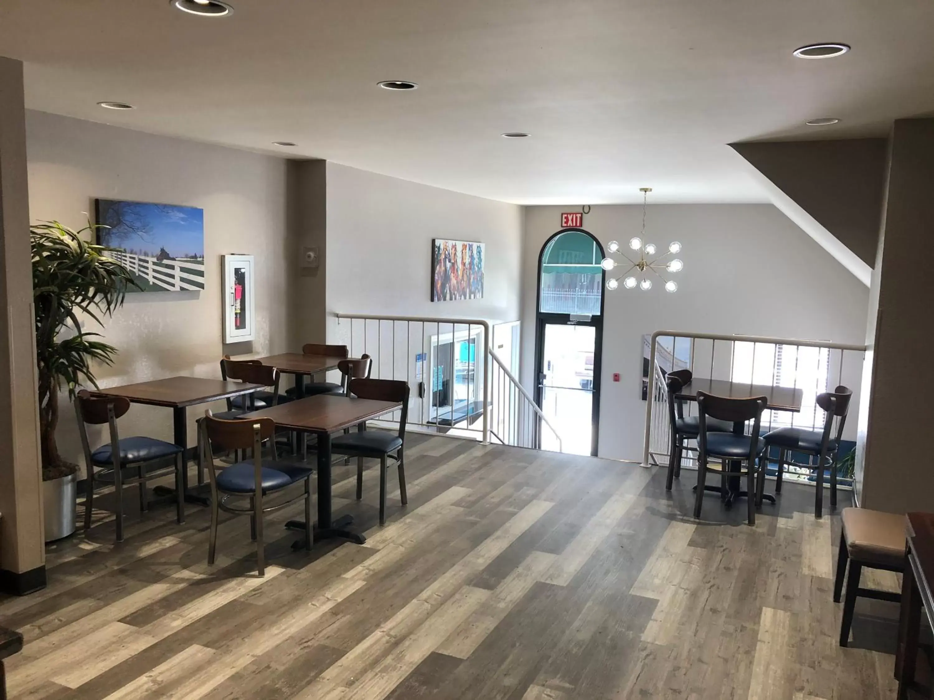 Lounge or bar, Restaurant/Places to Eat in DuPont Suites - Louisville - St. Matthews