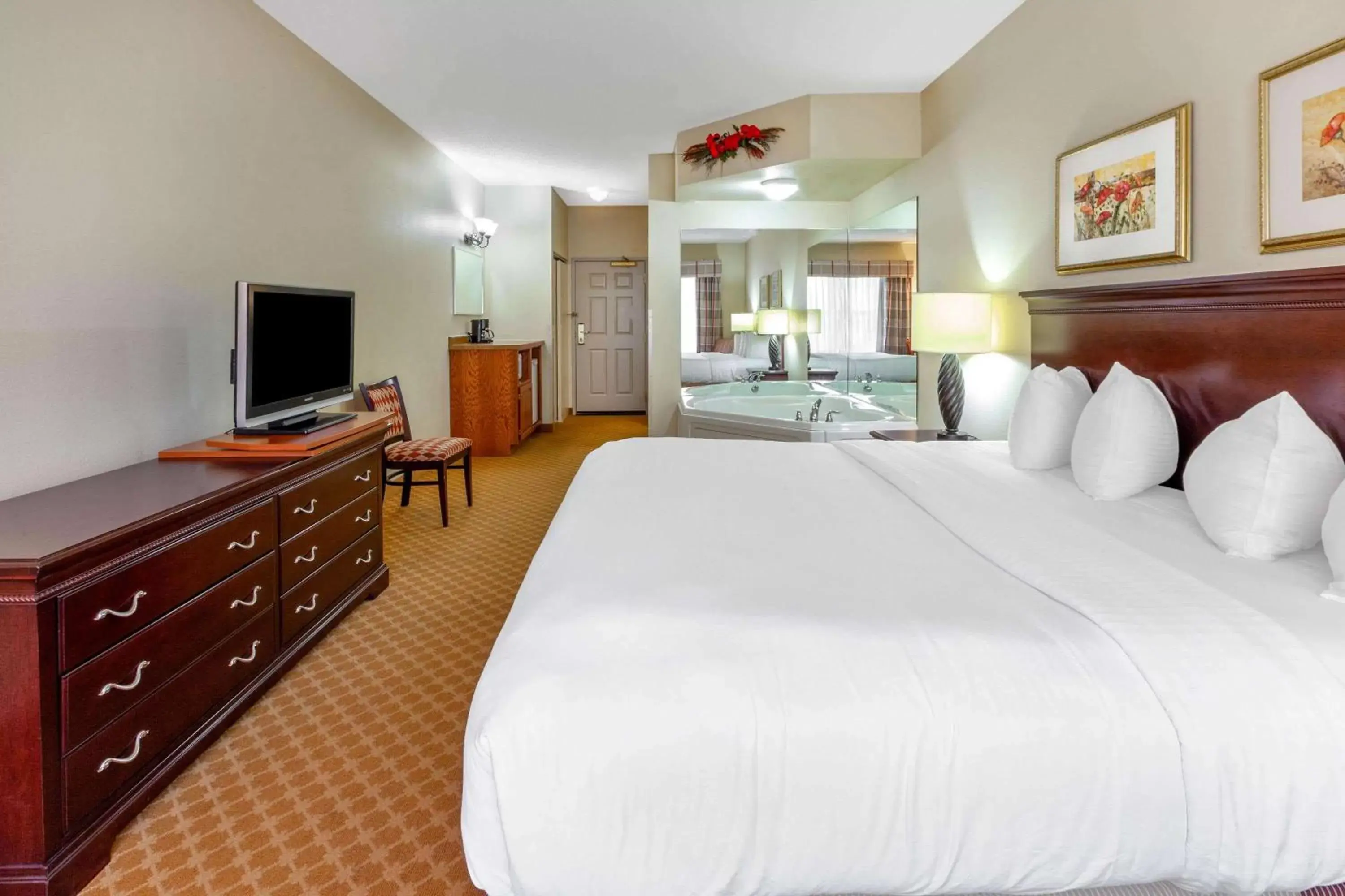 Photo of the whole room, Bed in AmericInn by Wyndham Iron Mountain