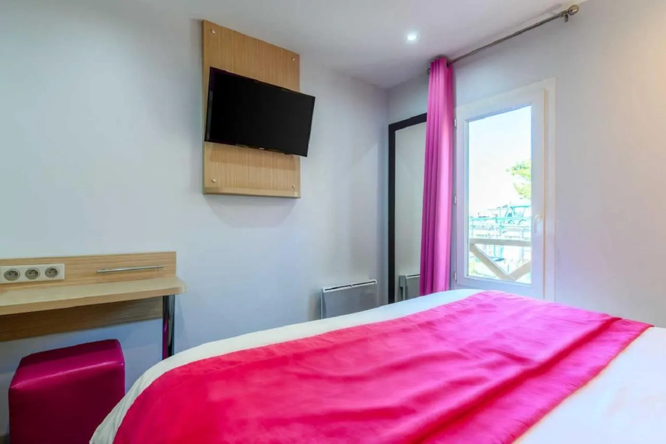 Photo of the whole room, Bed in Comfort Hotel Orleans Sud