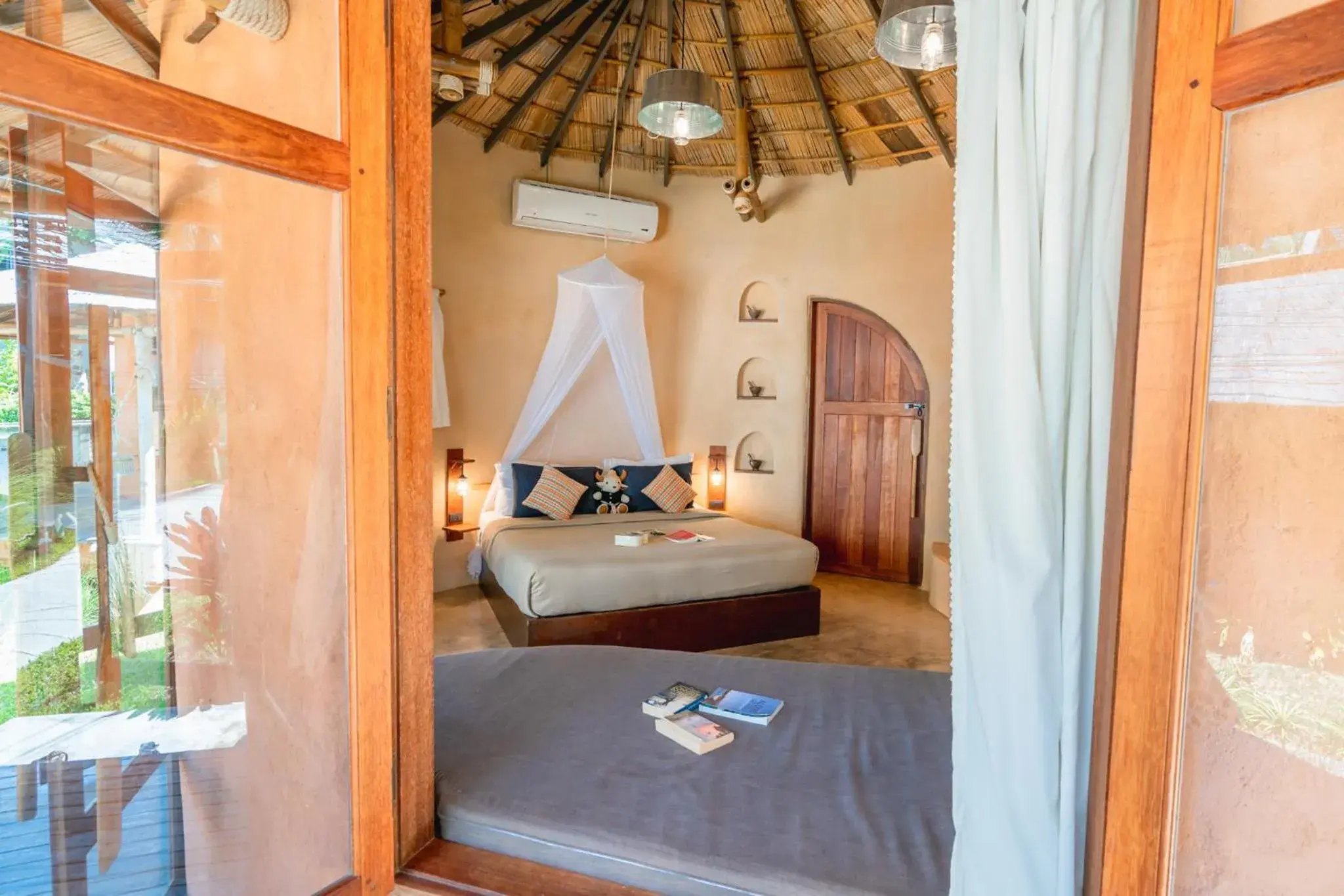 Living room, Bed in The Mud - Eco Hotel