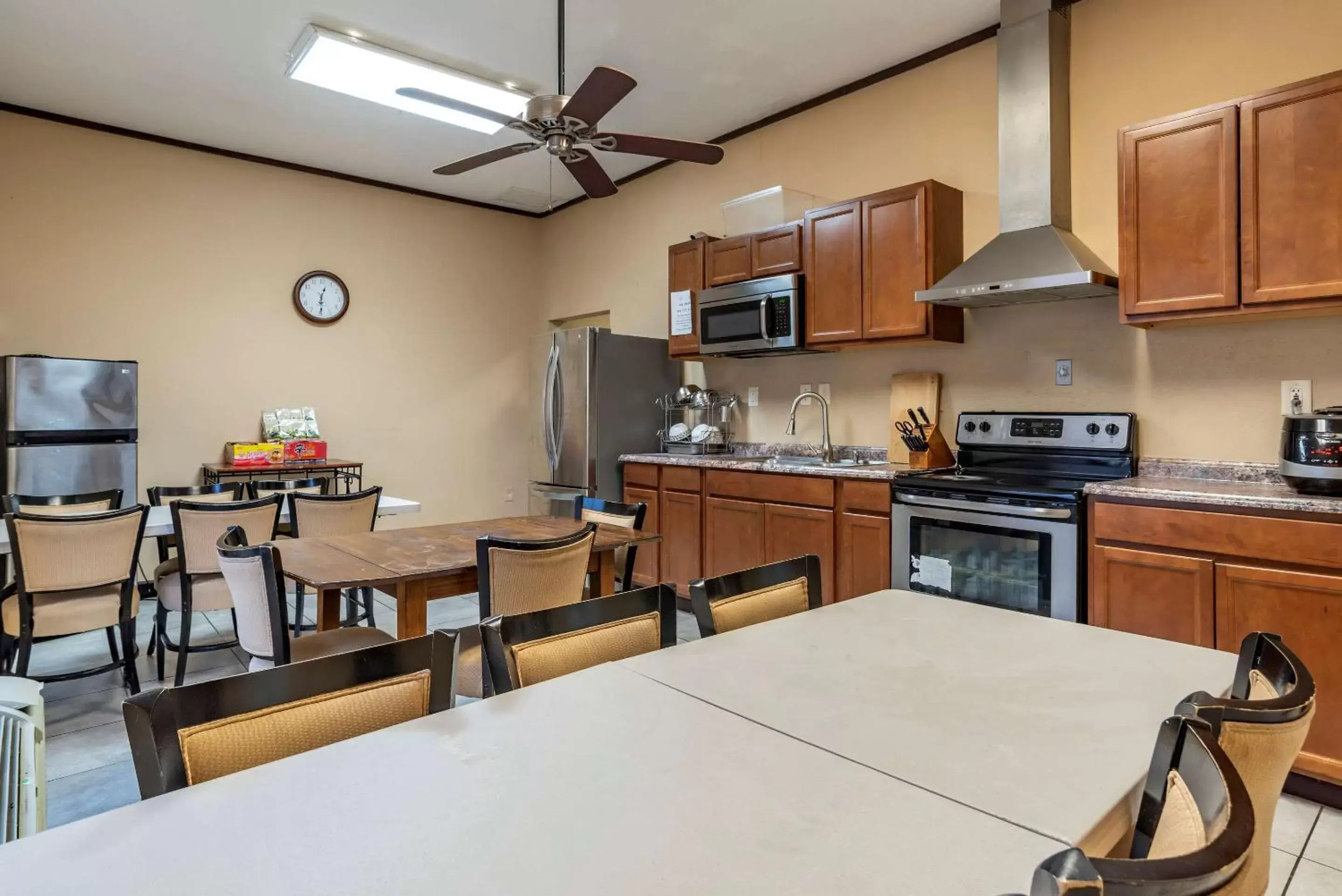 Restaurant/places to eat, Kitchen/Kitchenette in Comfort Suites Airport South
