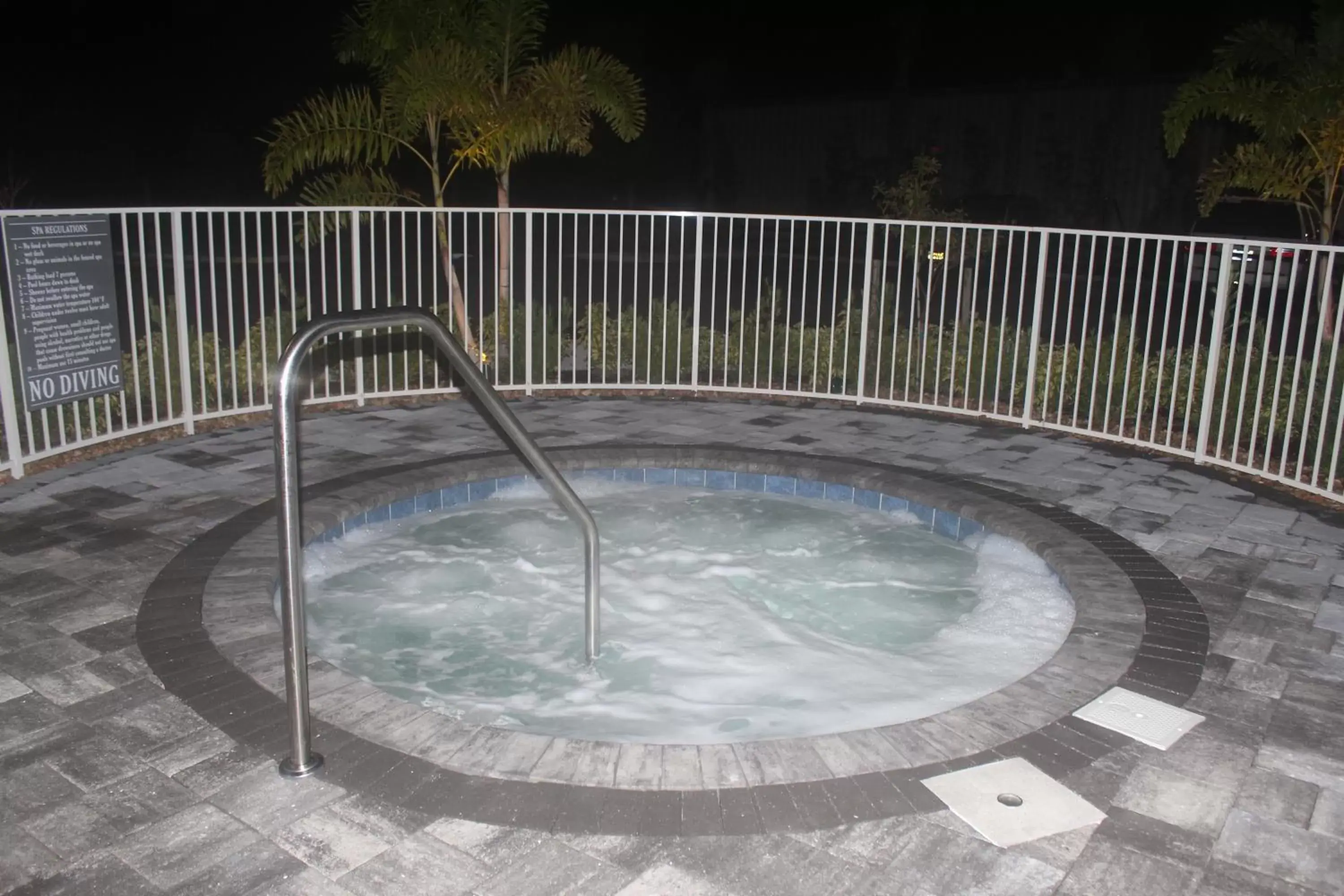 Swimming Pool in Carlisle Inn Sarasota