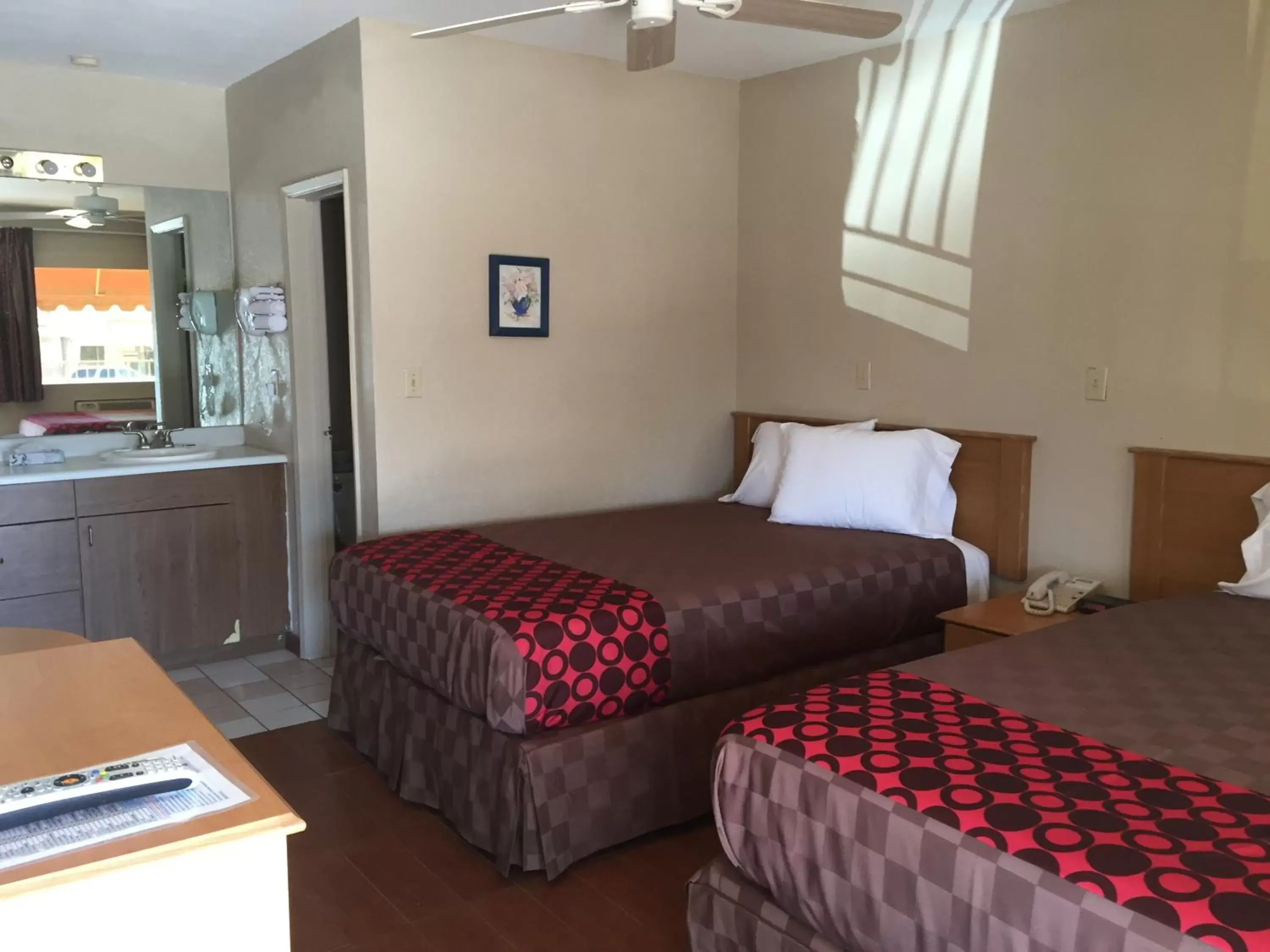 Photo of the whole room, Bed in Townhouse Inn and Suites