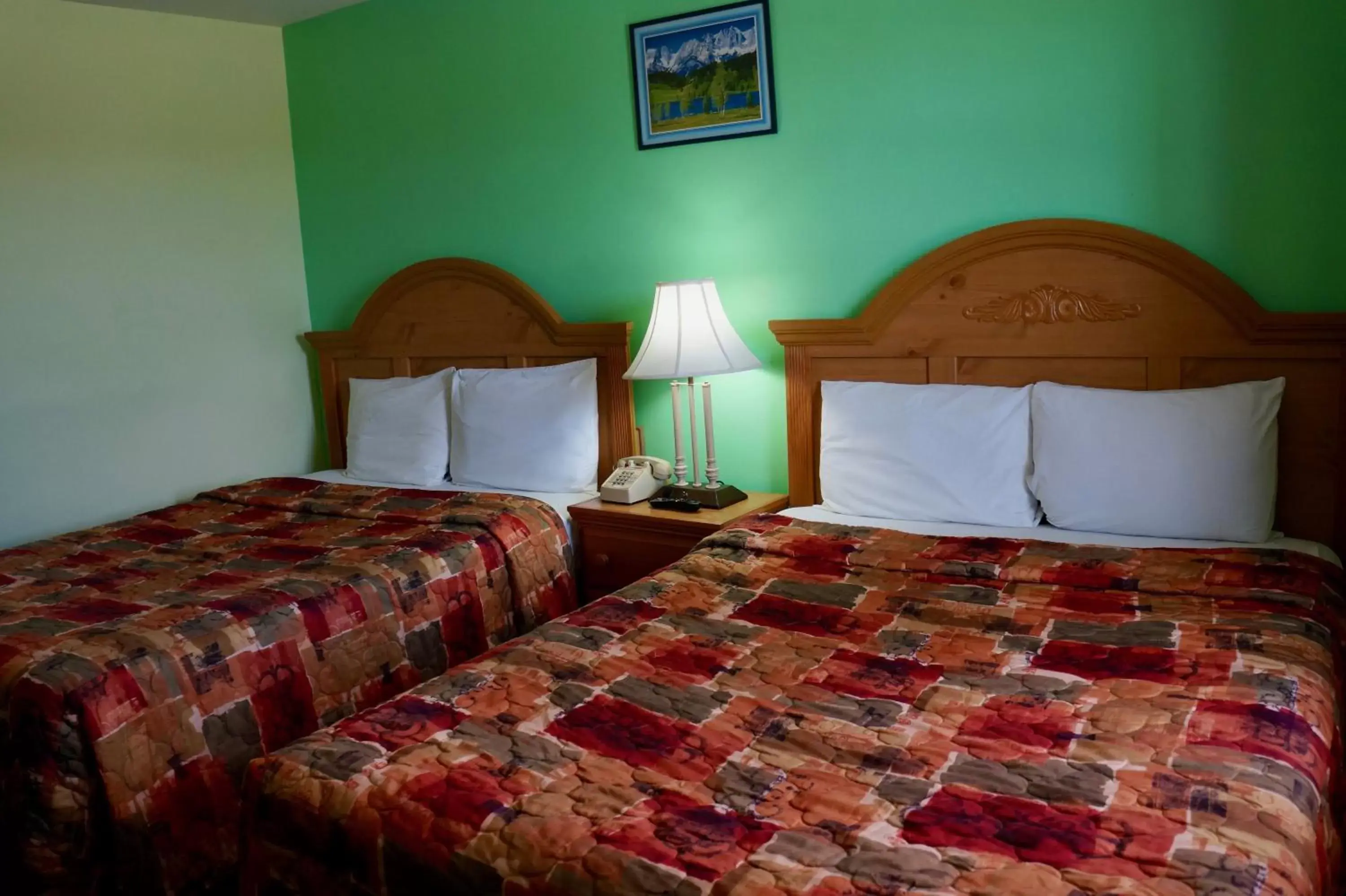 Bed in American Inn of Kinder