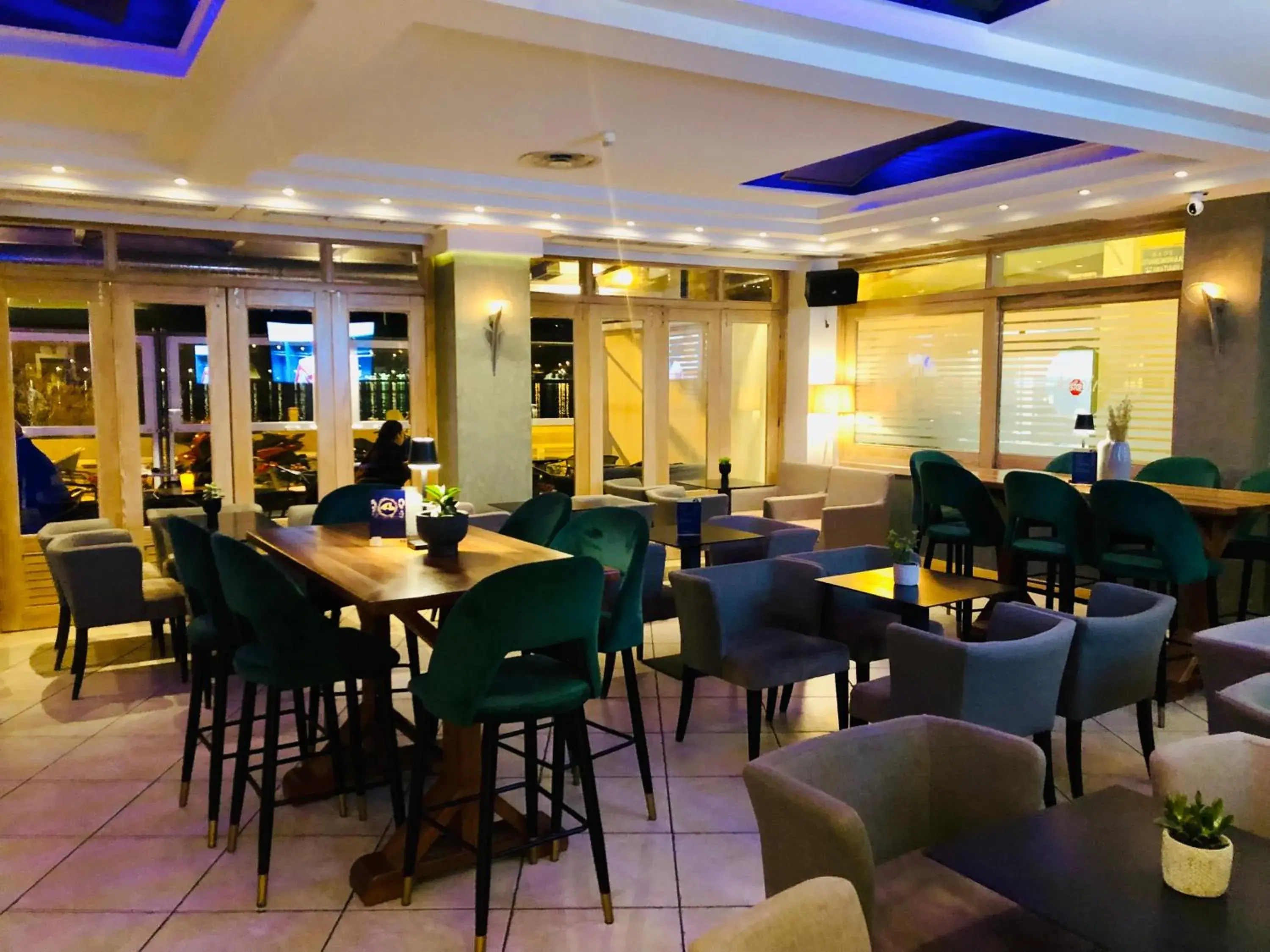 Restaurant/Places to Eat in Aeolis Hotel