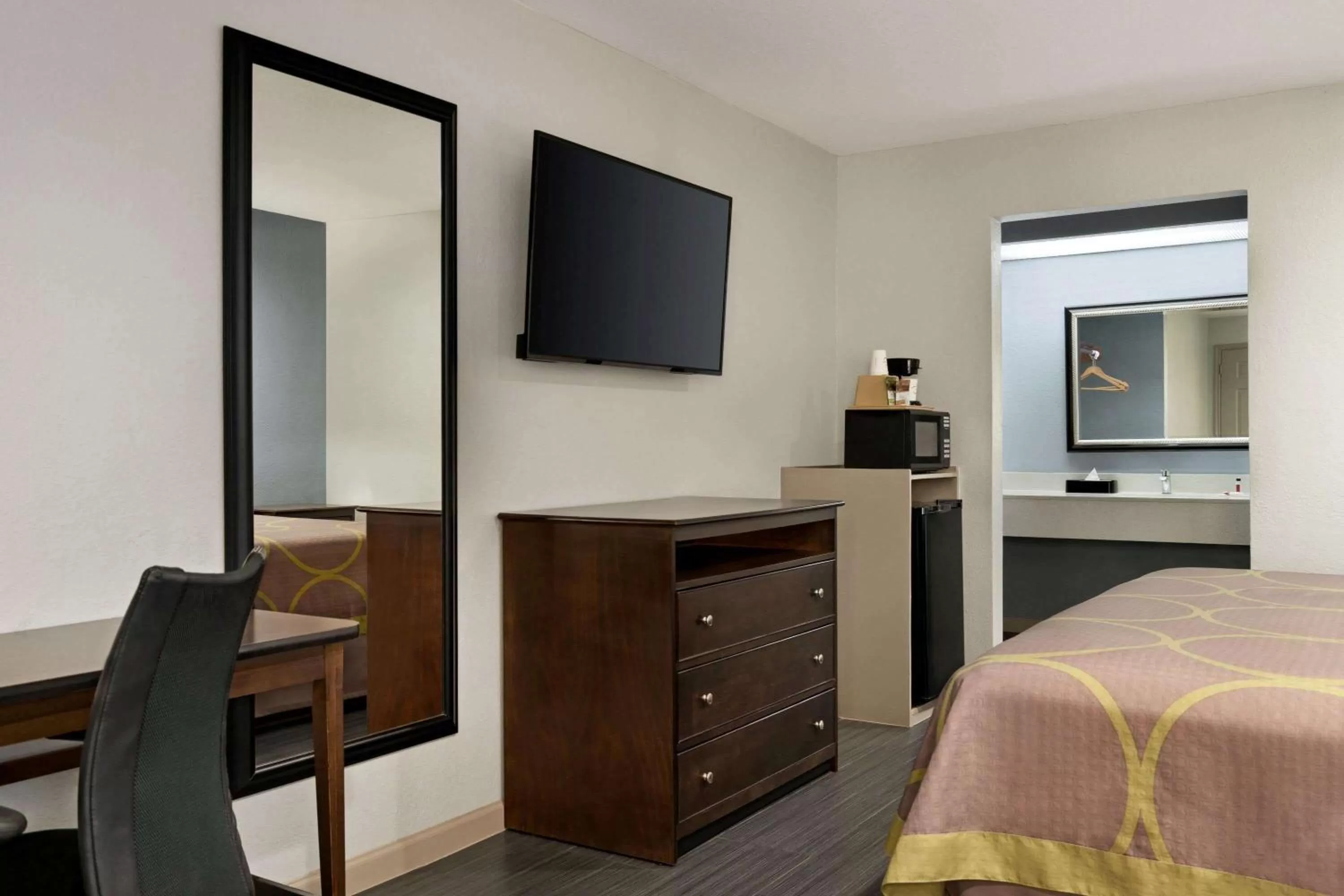 Photo of the whole room, TV/Entertainment Center in Super 8 by Wyndham Houston/Dtwn/I-610