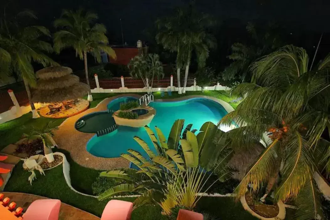 Garden, Pool View in Suites Ximajo