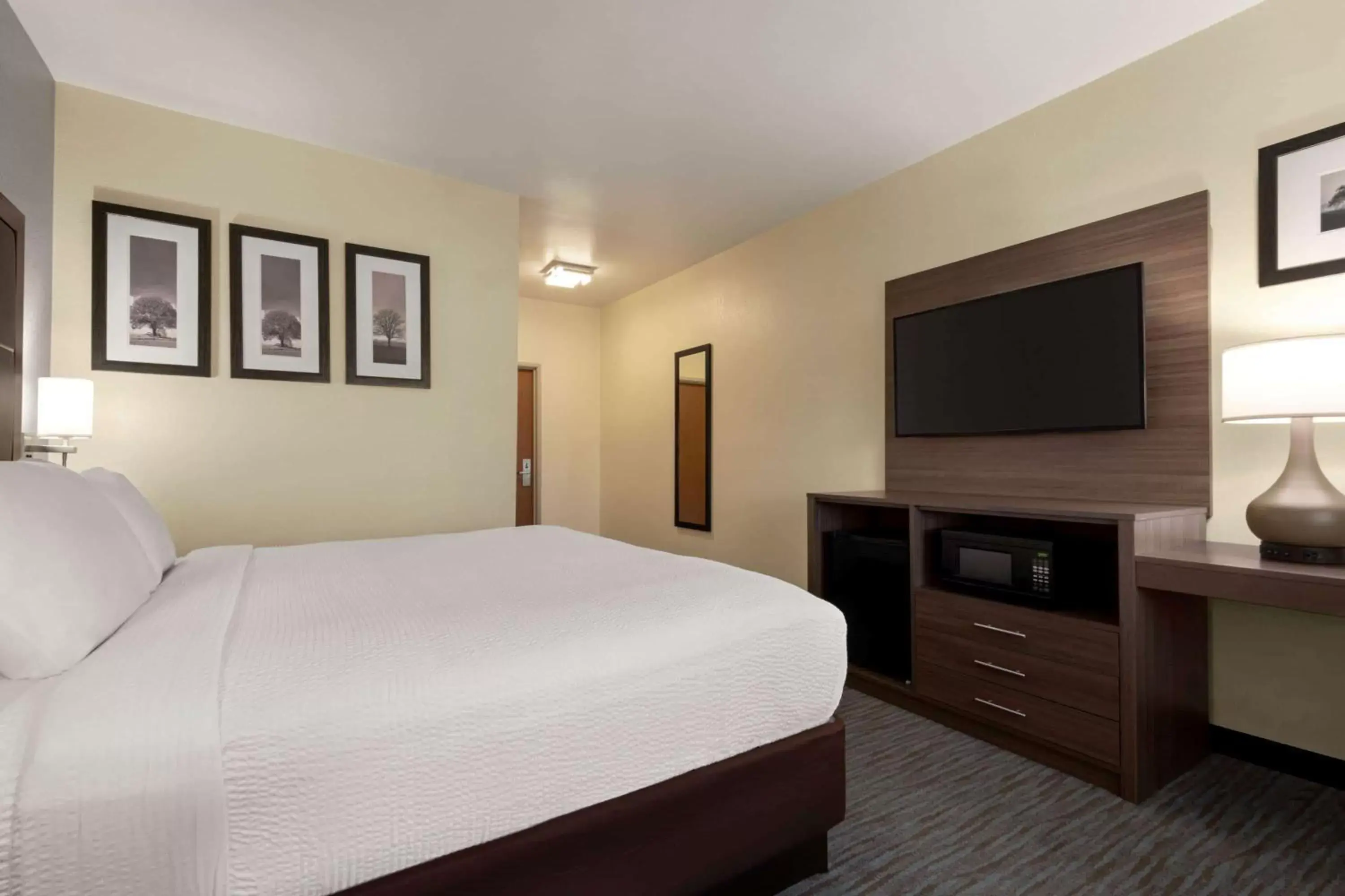 Photo of the whole room, Bed in AmericInn by Wyndham Appleton West