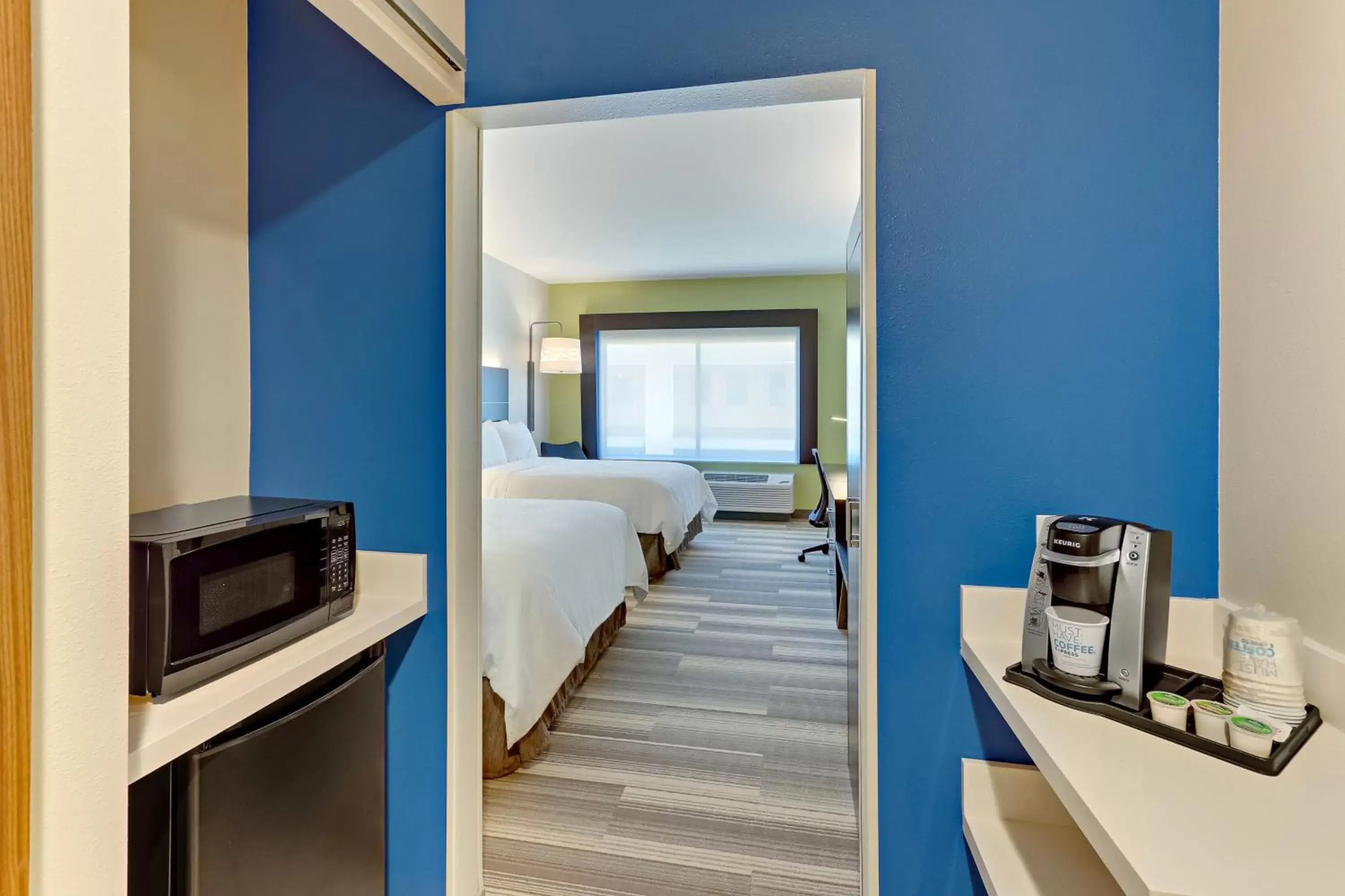Bedroom, TV/Entertainment Center in Holiday Inn Express & Suites - Winston - Salem SW - Clemmons, an IHG Hotel