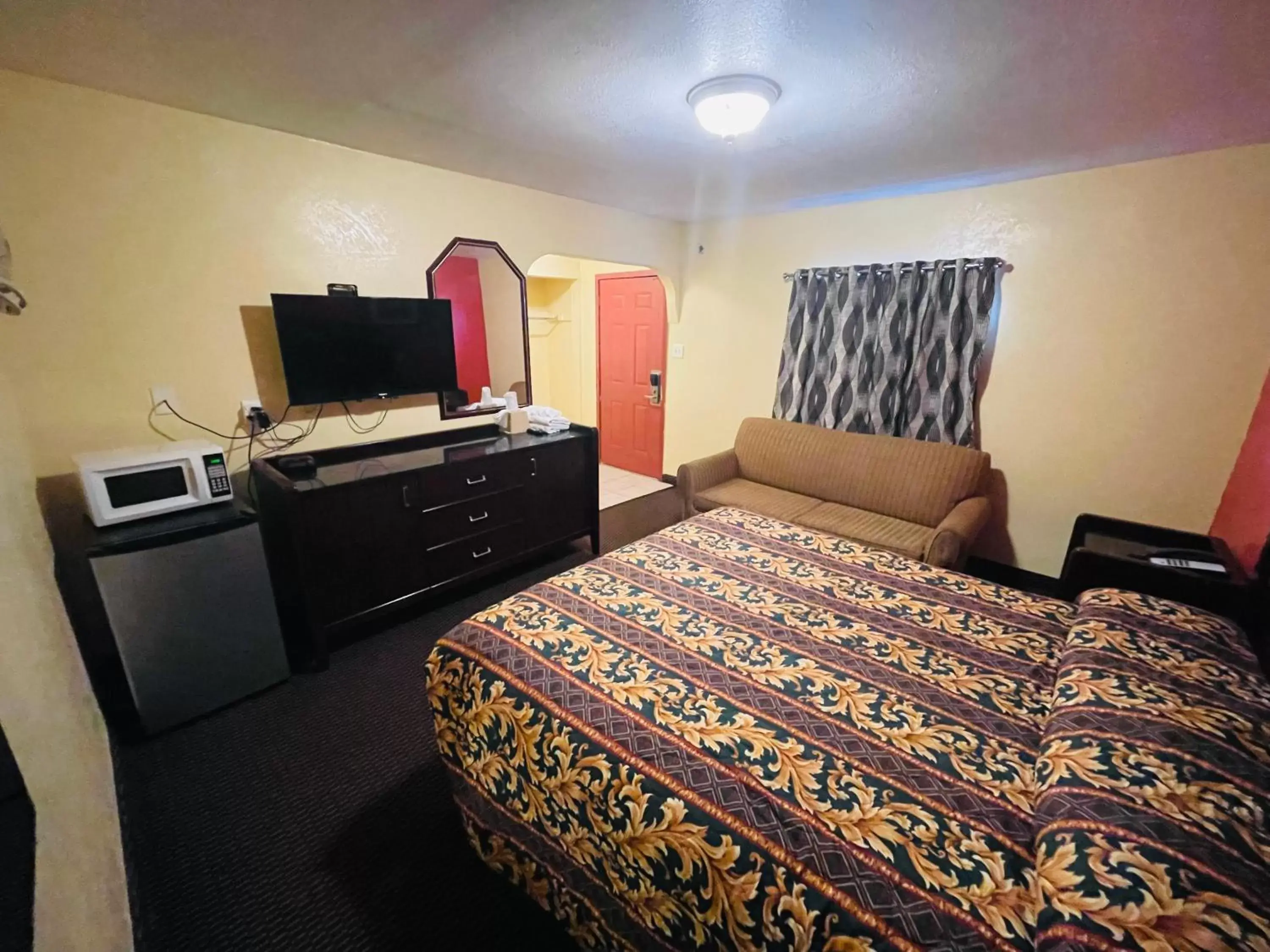 Photo of the whole room, Bed in Royal Palms Motel