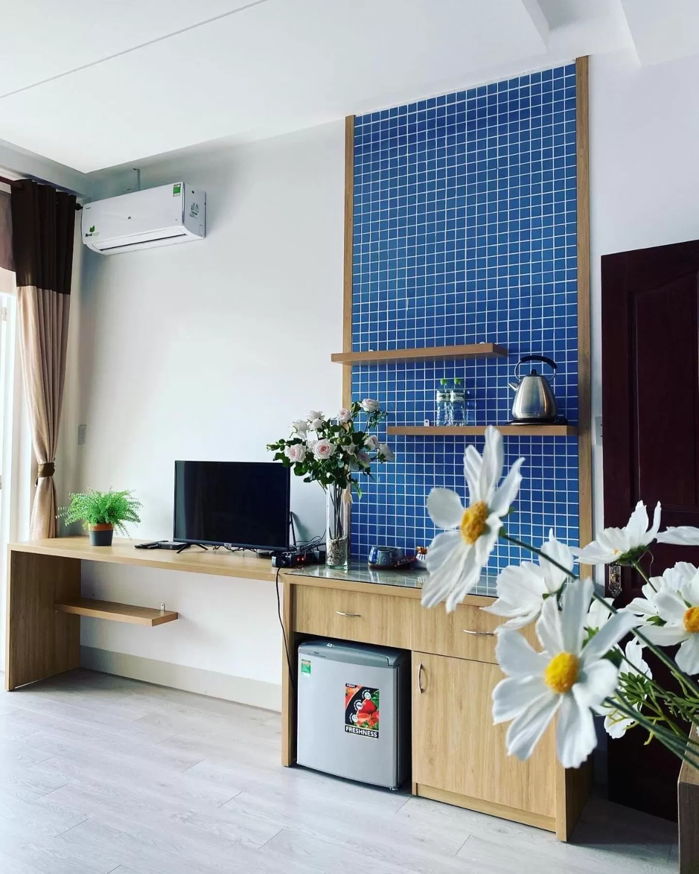 TV/Entertainment Center in Emerald Boutique Stay 2