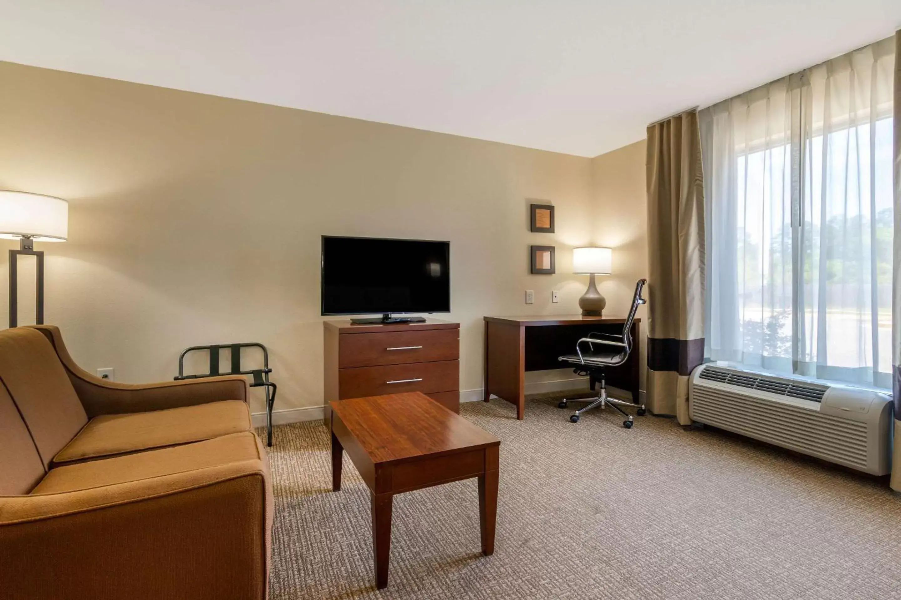 Photo of the whole room, TV/Entertainment Center in Comfort Inn & Suites Macon West