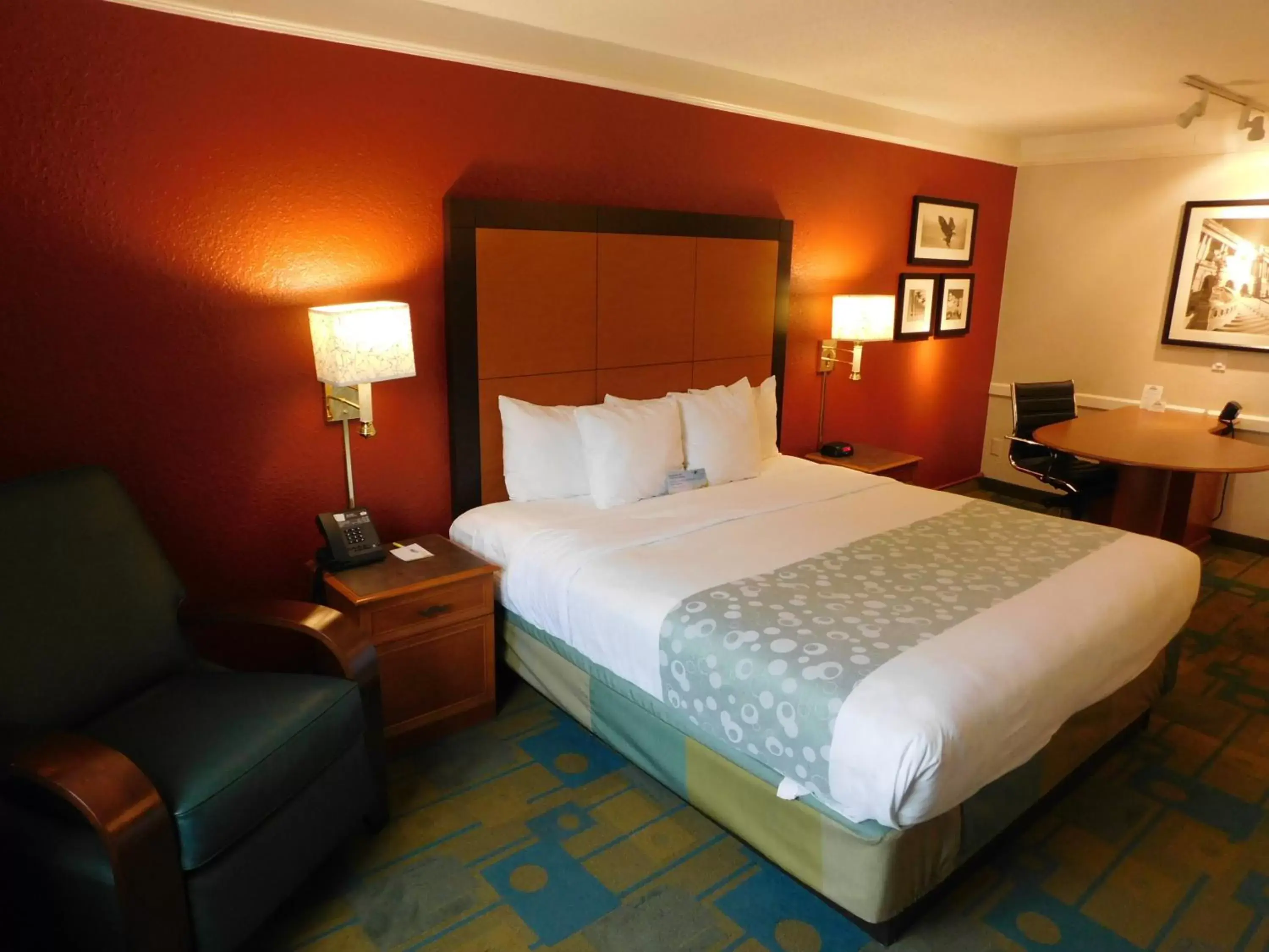 Photo of the whole room, Bed in Days Inn & Suites by Wyndham Schaumburg- Woodfield Mall