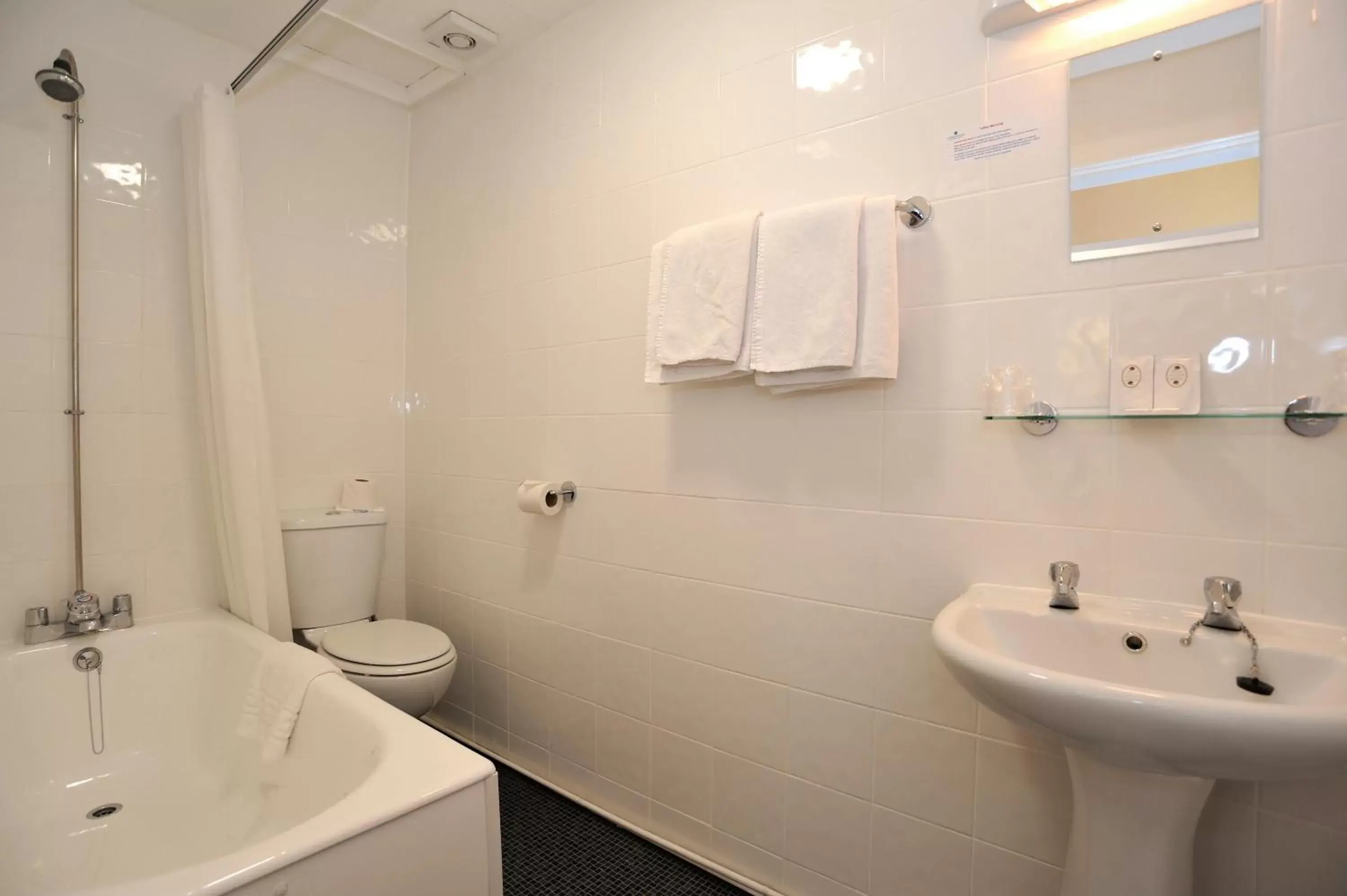 Shower, Bathroom in Cliffs Hotel