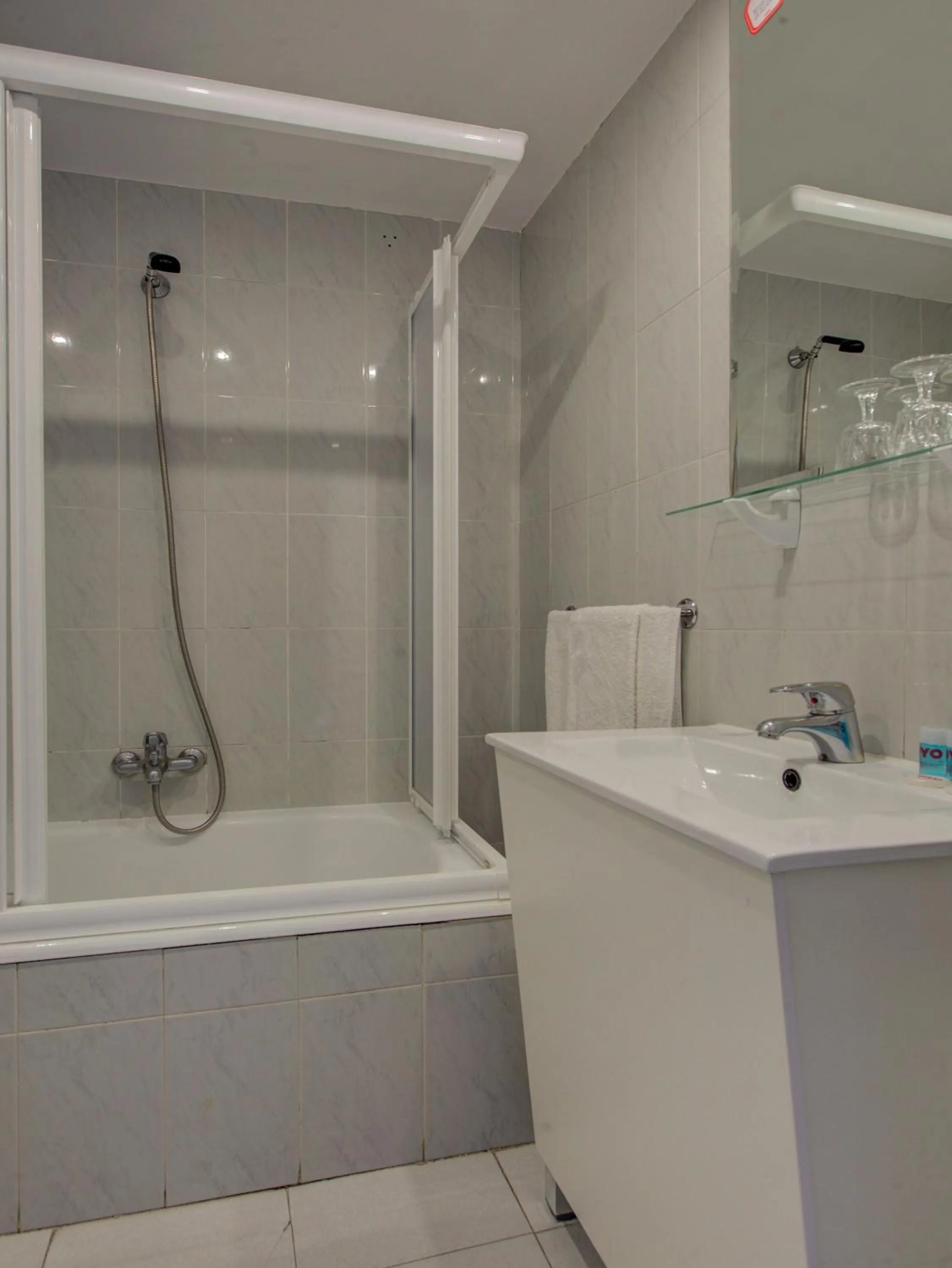 Bathroom in Emperatriz I