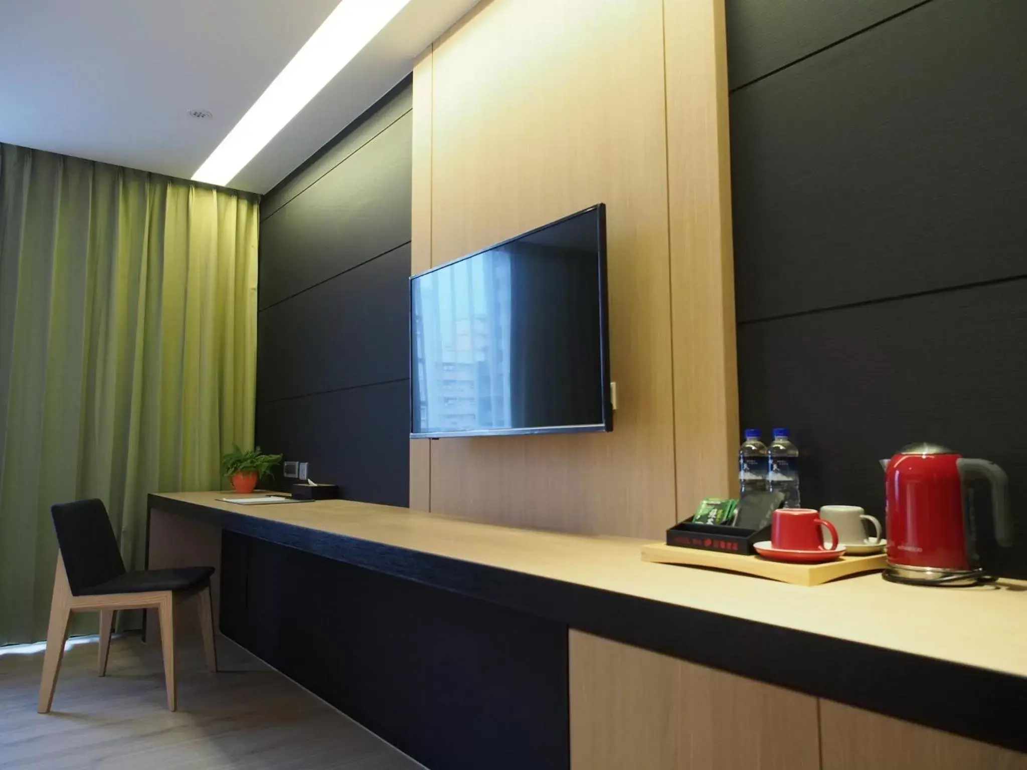 TV and multimedia, TV/Entertainment Center in Hotel R14