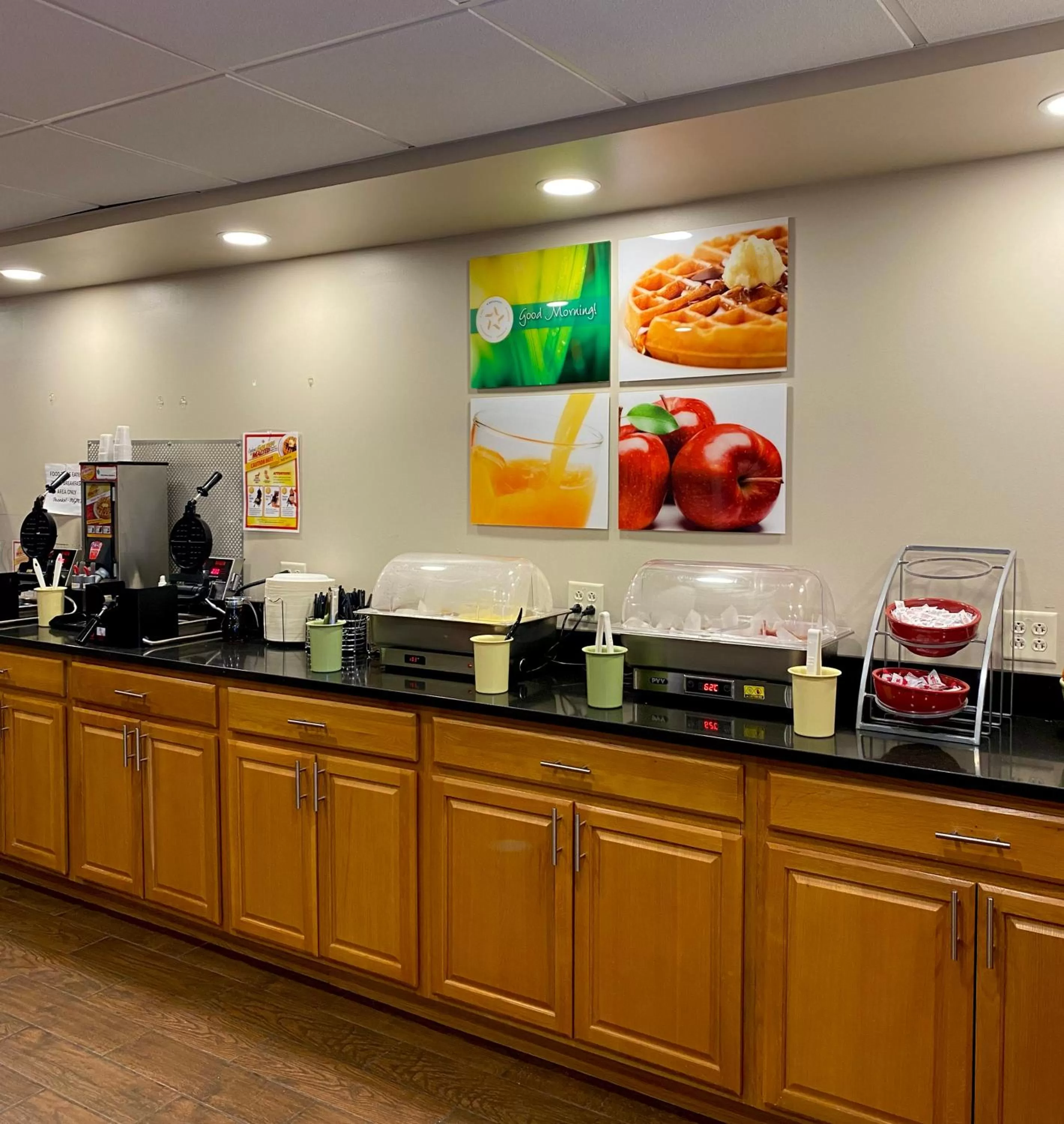 Buffet breakfast in Quality Inn Bangor Airport