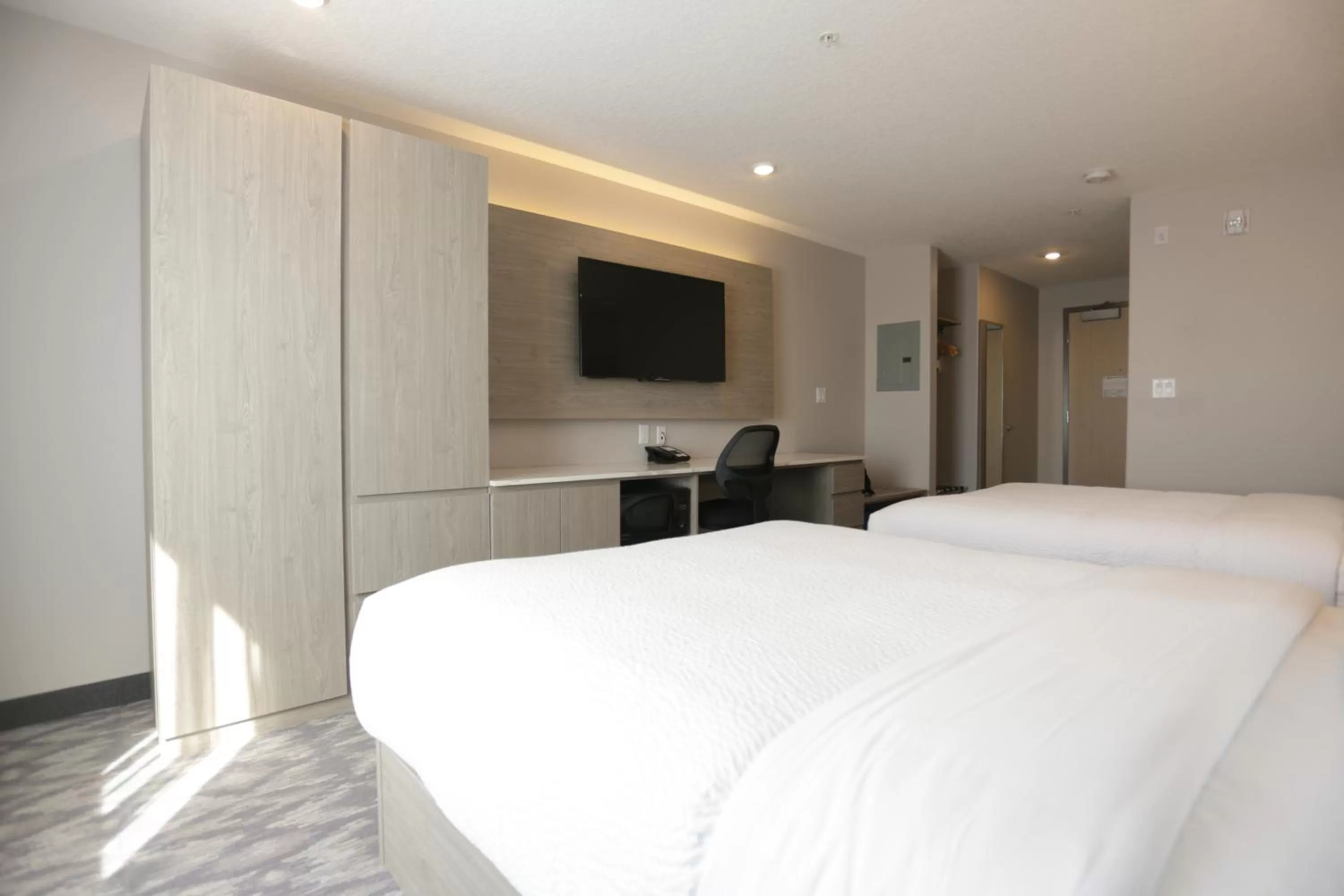 TV and multimedia, Bed in Days Inn by Wyndham Calgary North Balzac