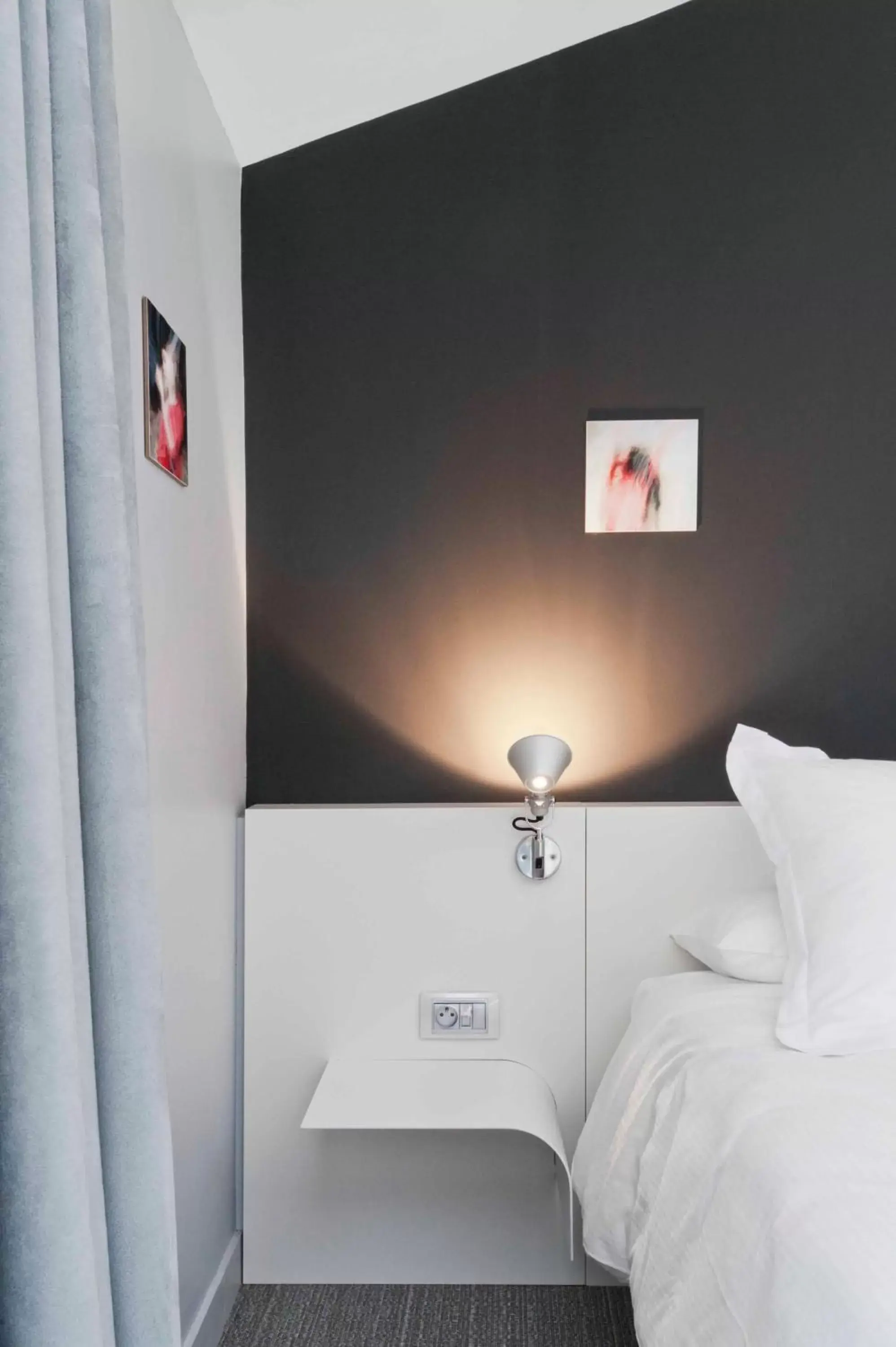 Bed, Bathroom in Hôtel La Monnaie Art & Spa