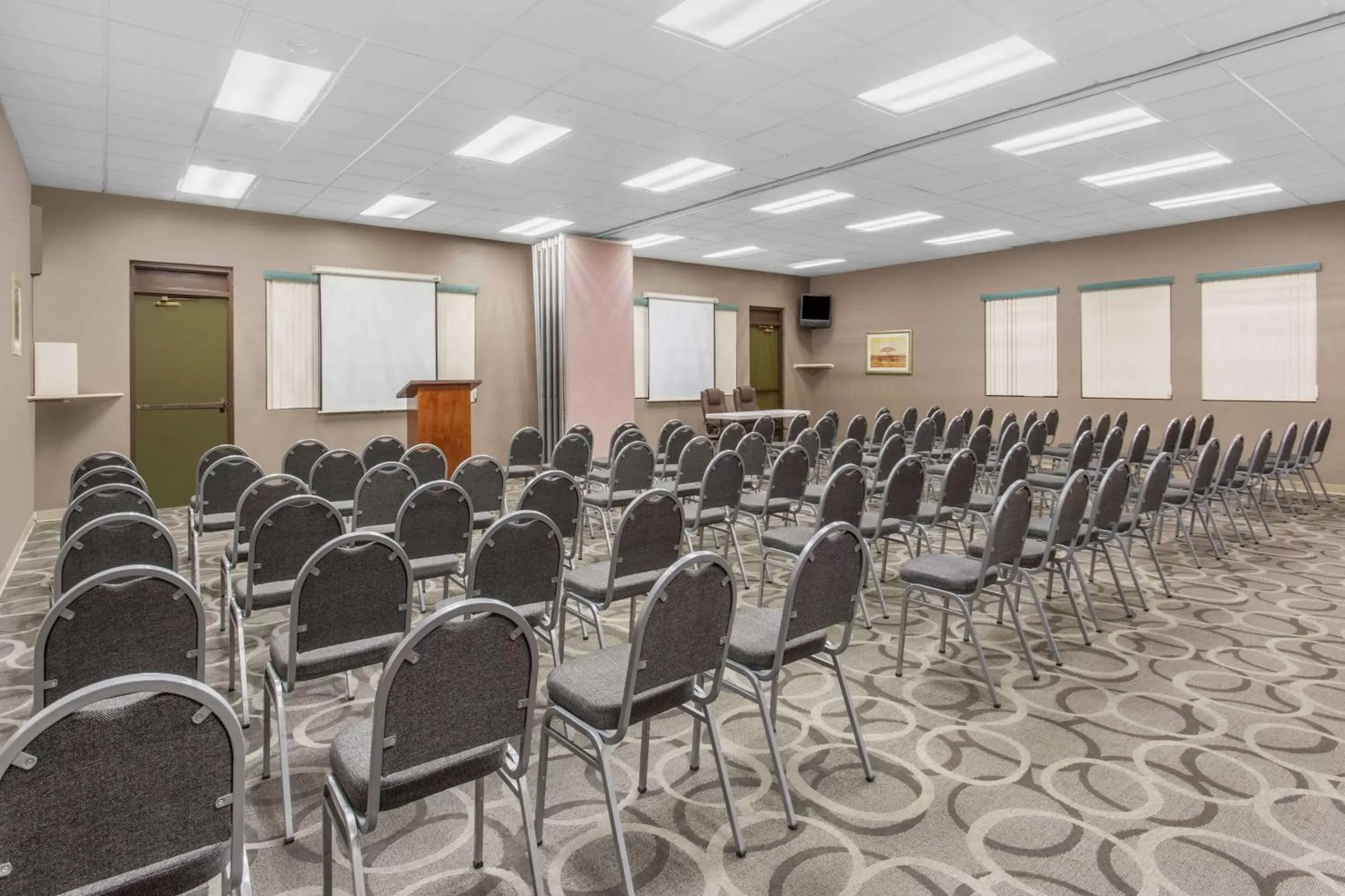 Seating area in Howard Johnson by Wyndham Ocala FL