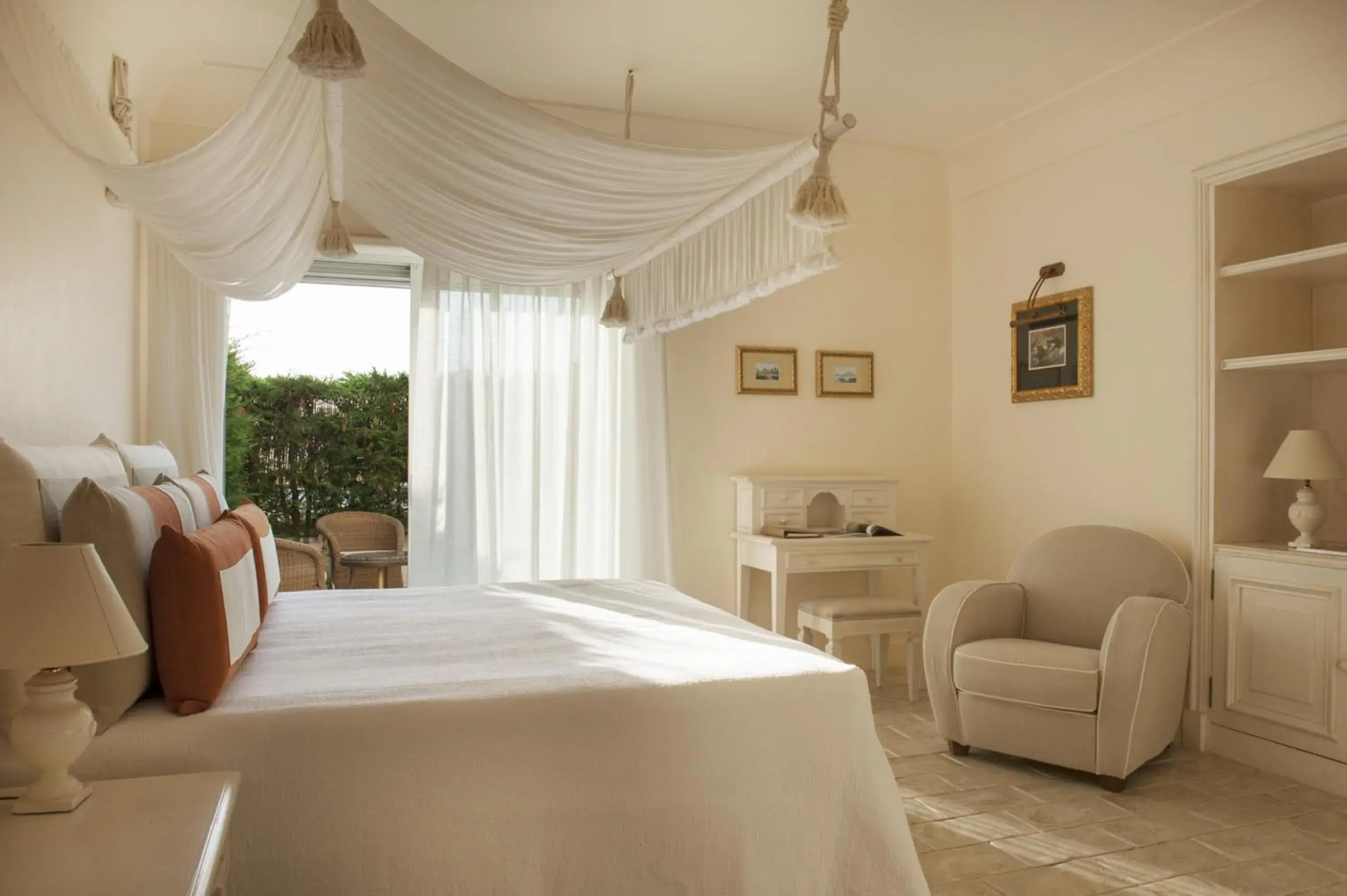 Bedroom, Bed in Capri Palace Jumeirah