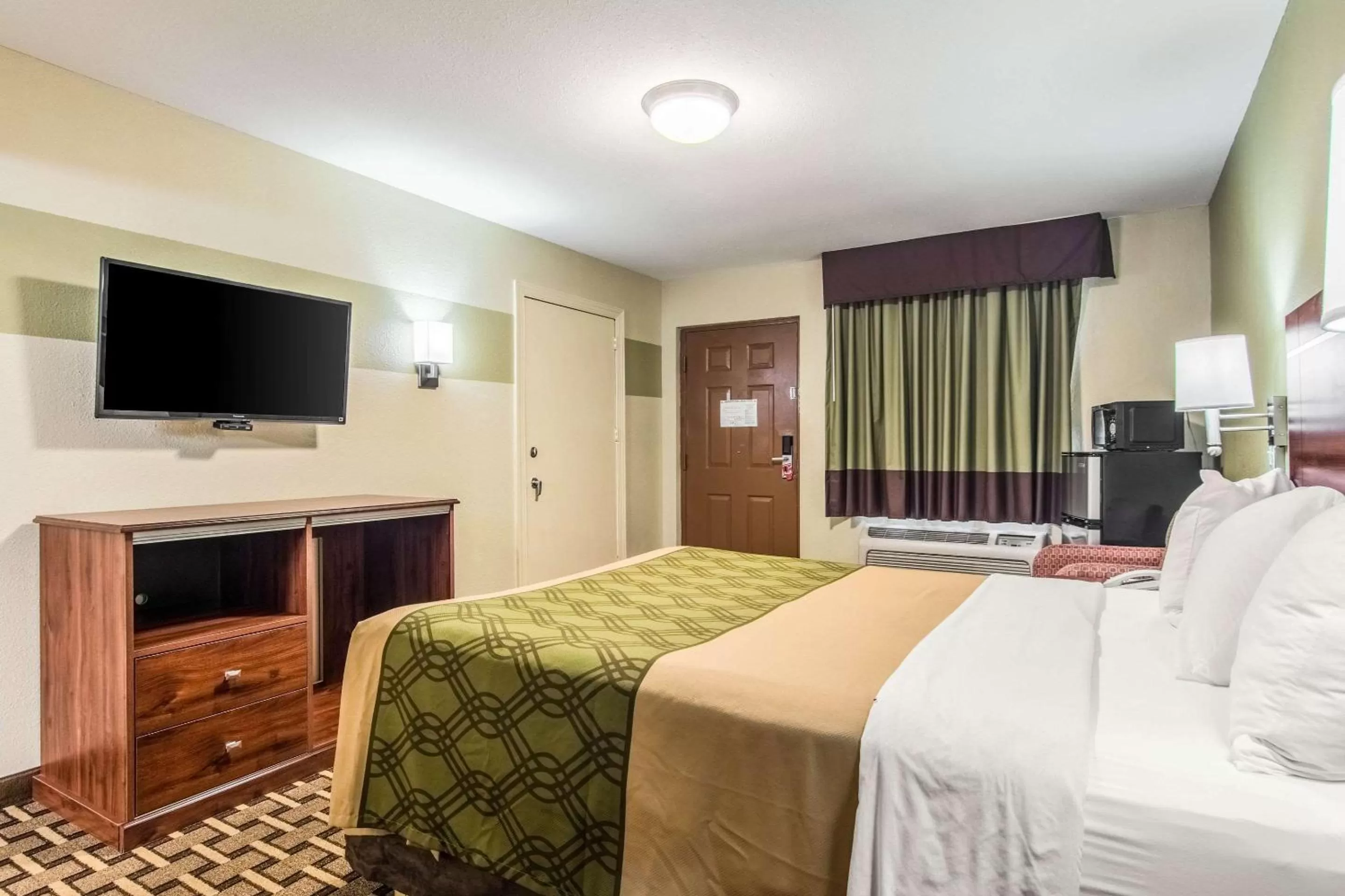 Photo of the whole room, Bed in Econo Lodge Jasper