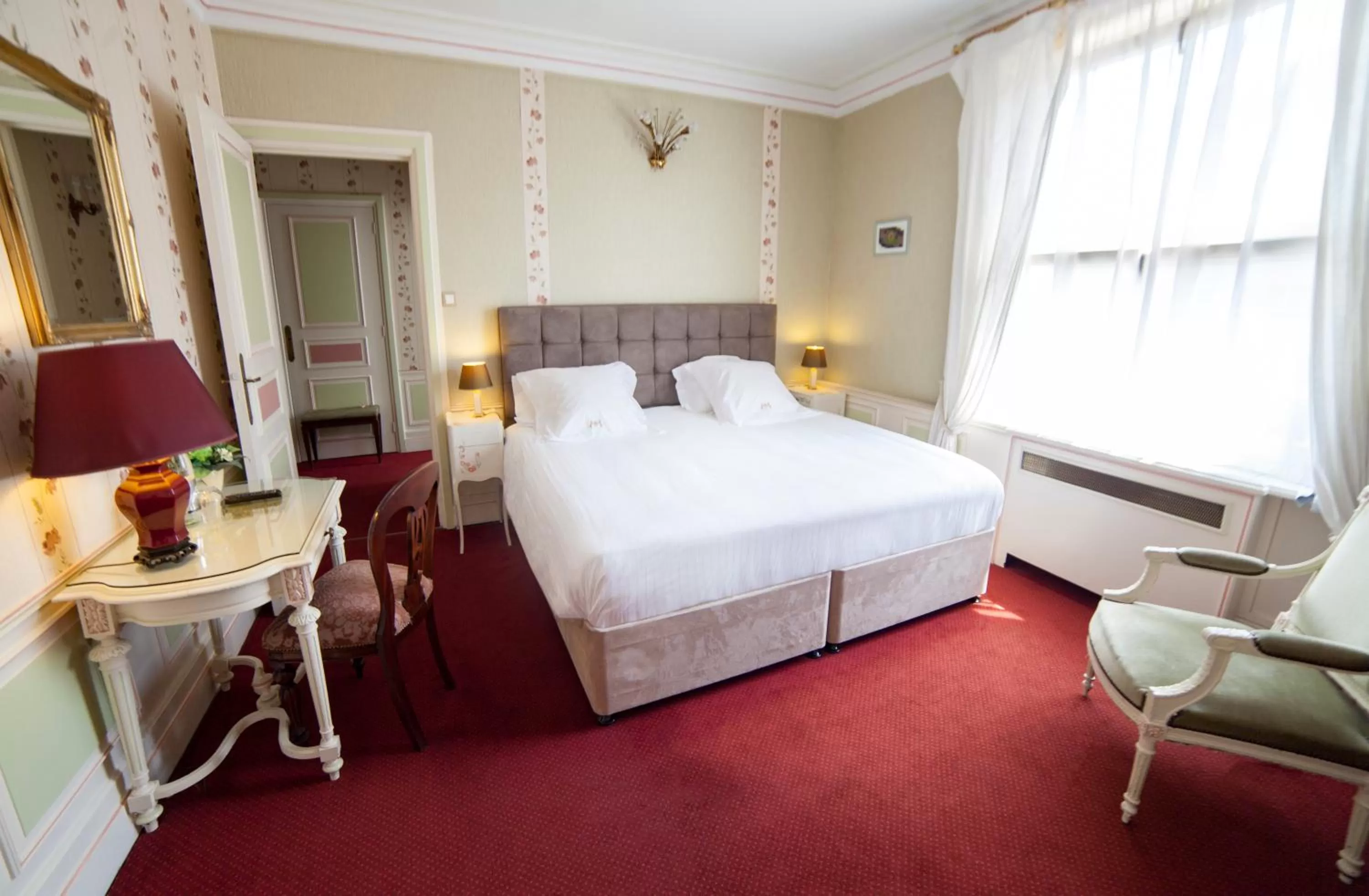 Photo of the whole room, Bed in Hotel Meurice