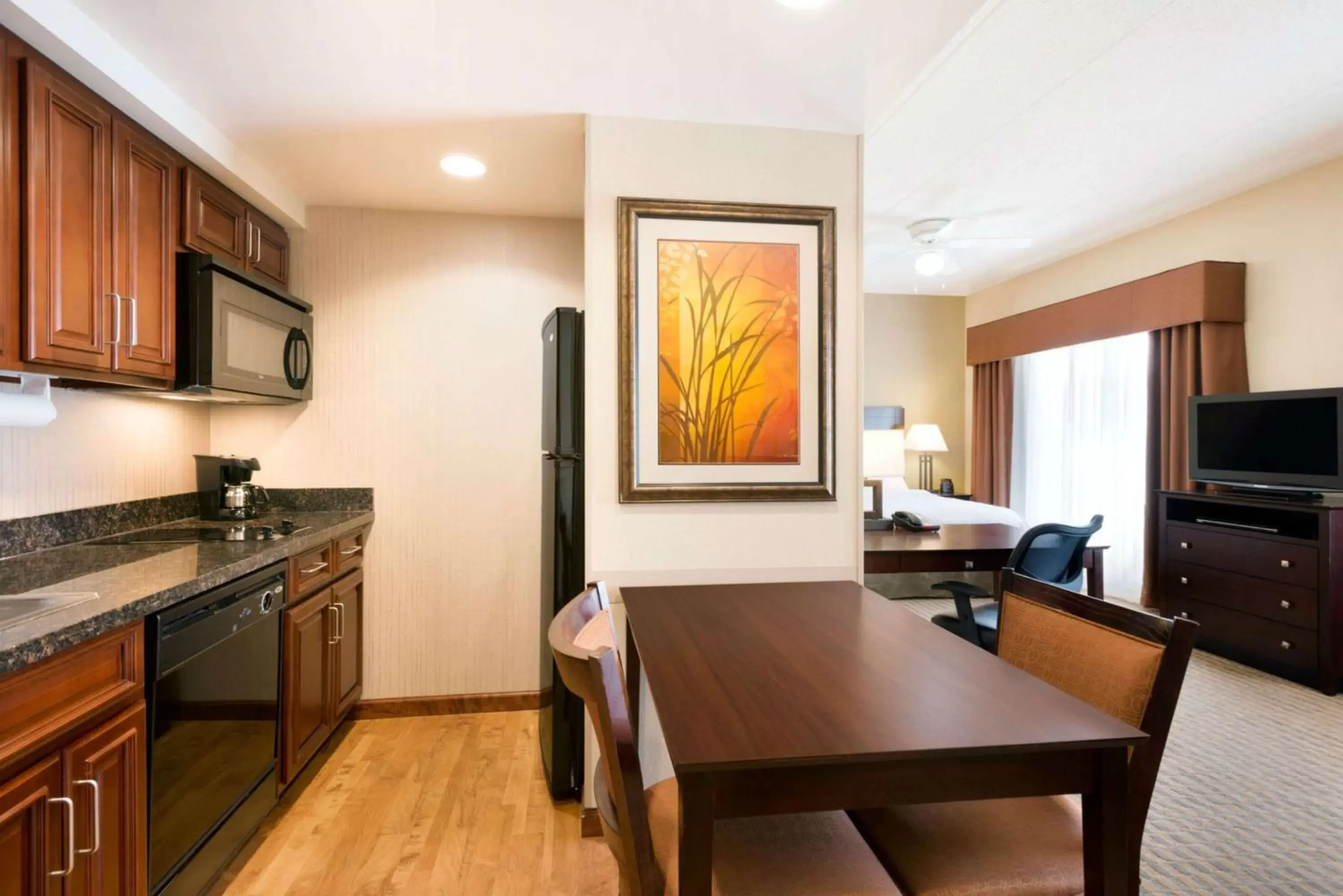 Bed, Kitchen/Kitchenette in Homewood Suites by Hilton Minneapolis - Saint Louis Park at West End