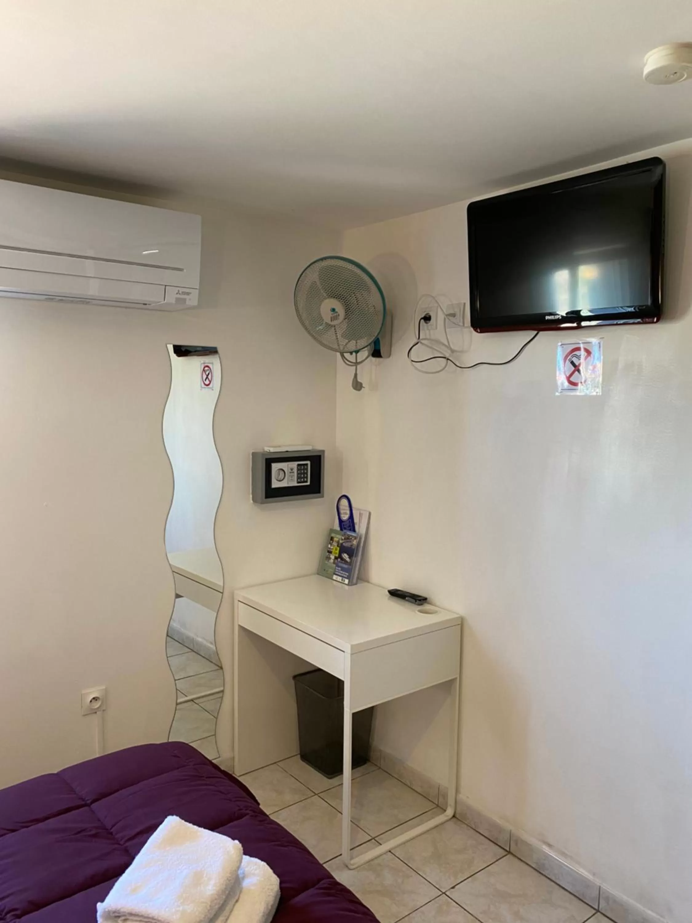 Bed in LOGIS Hôtel La Chaumière