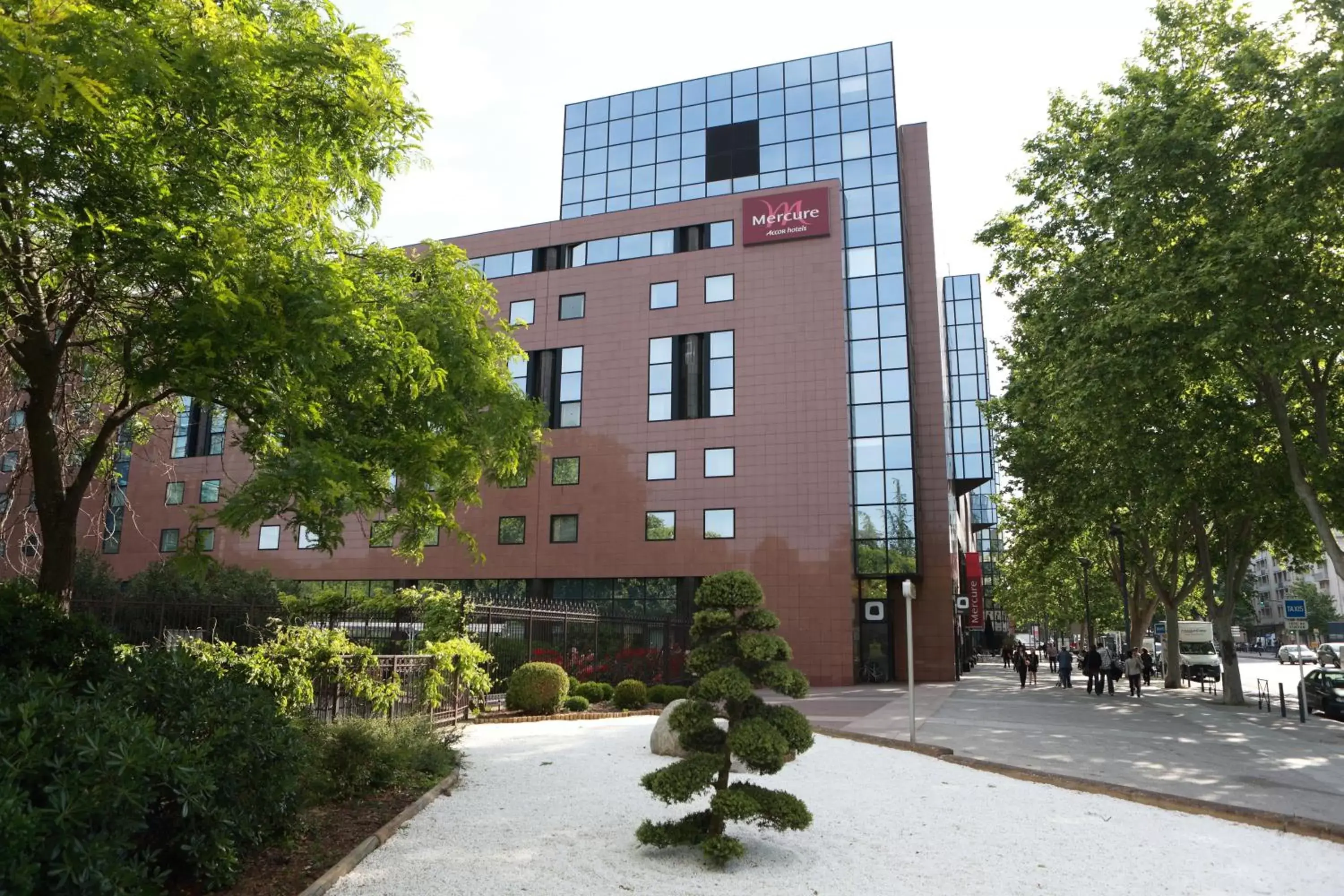 Facade/entrance, Property Building in Hotel Mercure Toulouse Centre Compans