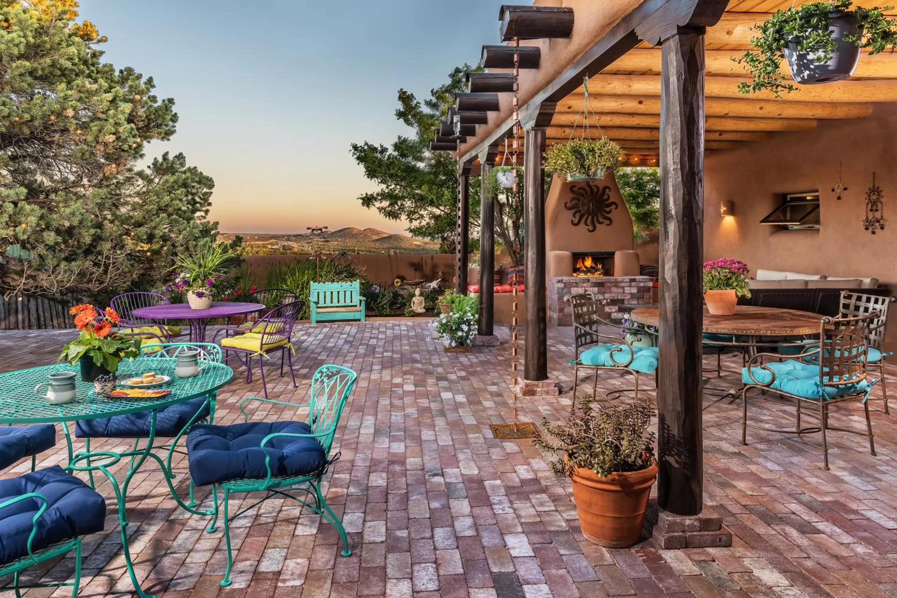 Patio, Swimming Pool in Bobcat Inn