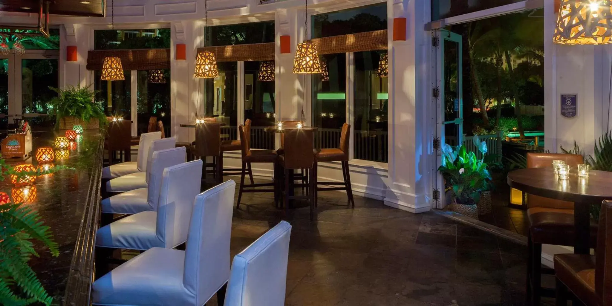 Lounge or bar, Restaurant/Places to Eat in Pelican Grand Beach Resort, a Noble House Resort