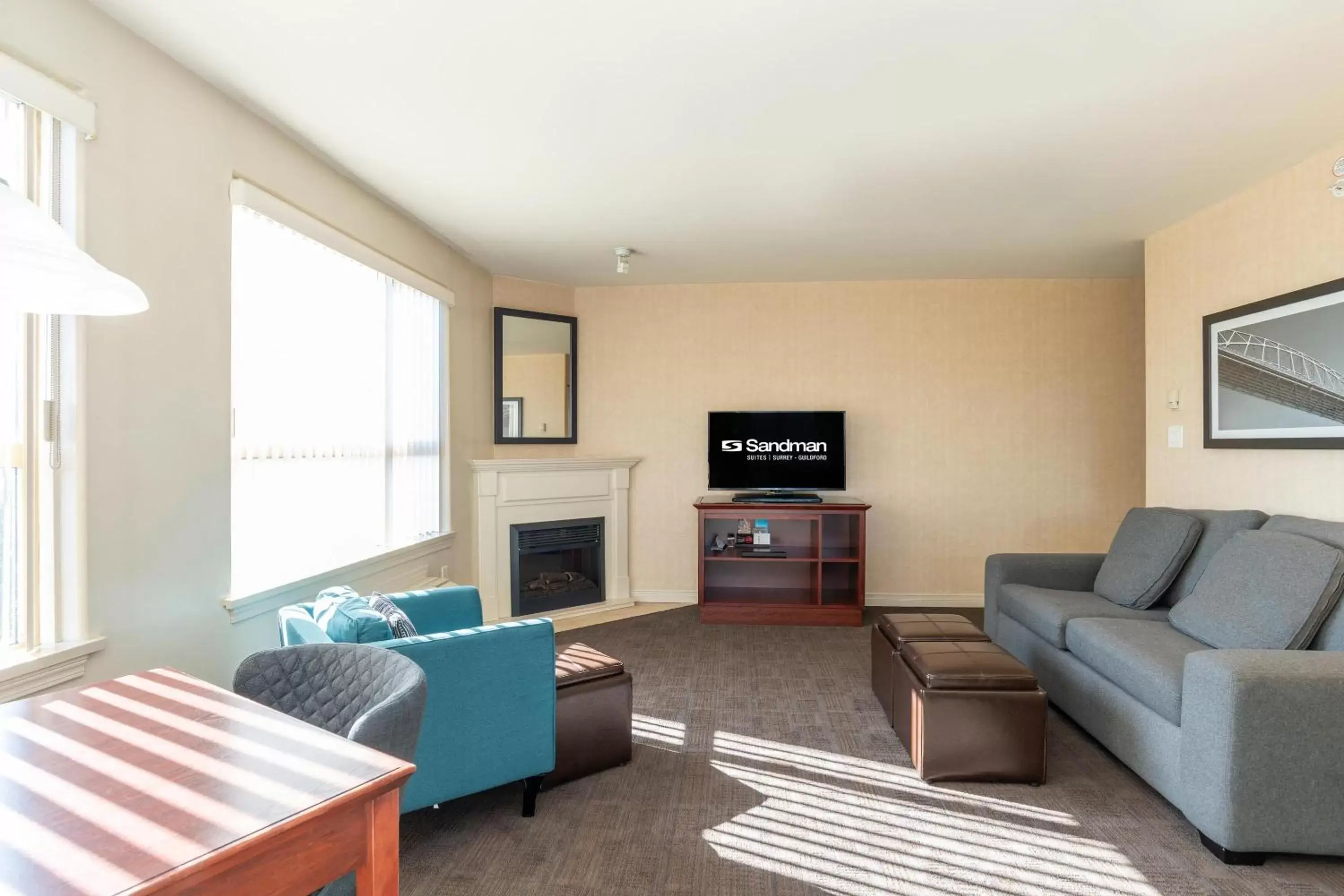 Photo of the whole room, Seating Area in Sandman Suites Surrey - Guildford