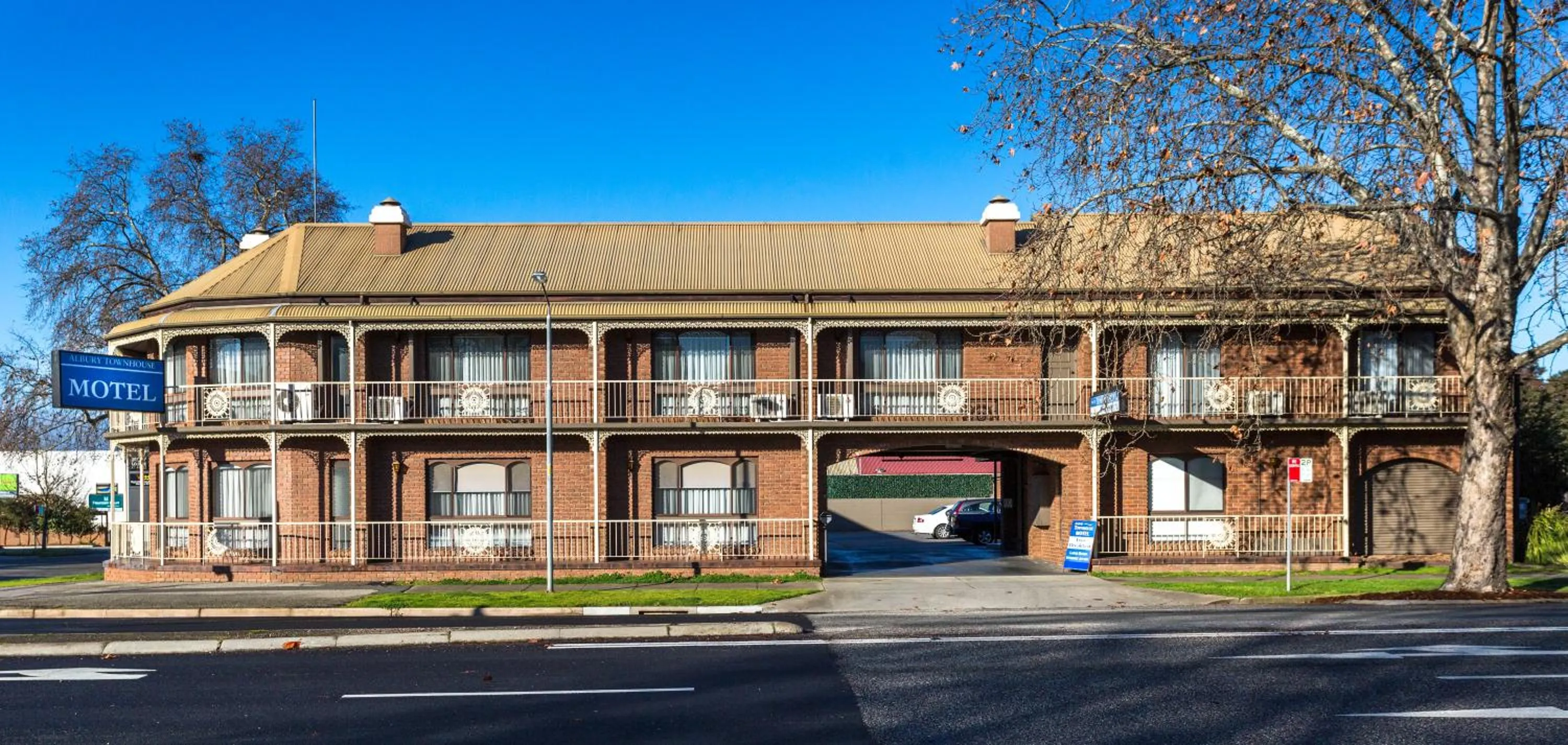 Property building in Albury Townhouse Motel