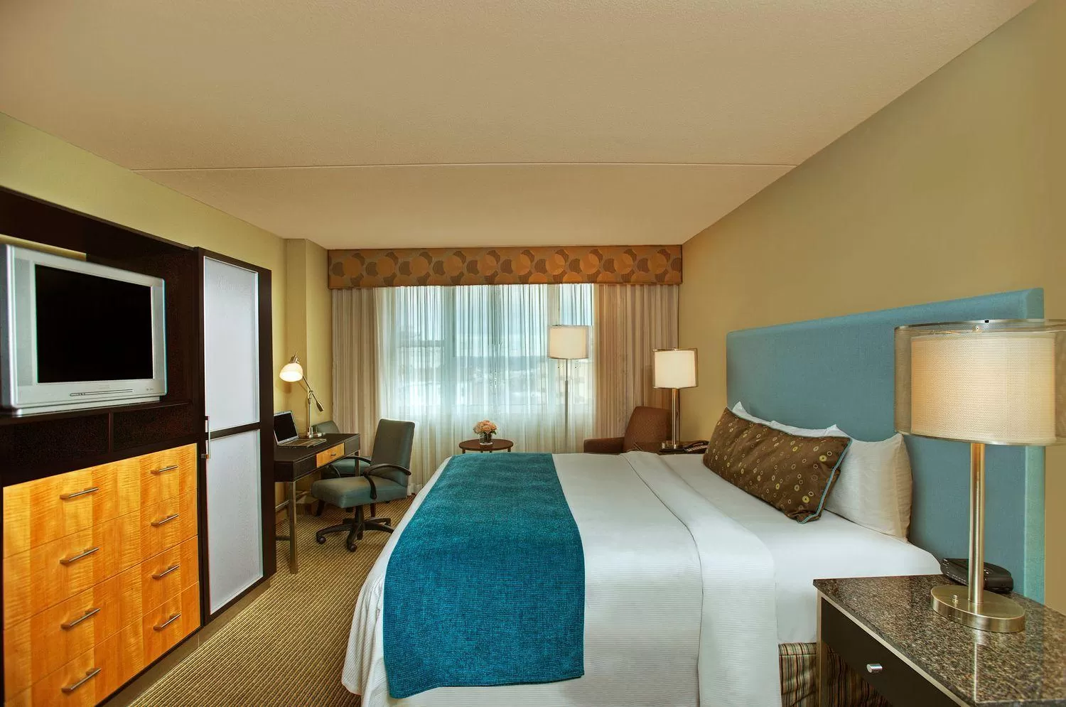 Photo of the whole room, Bed in Heldrich Hotel and Conference Center